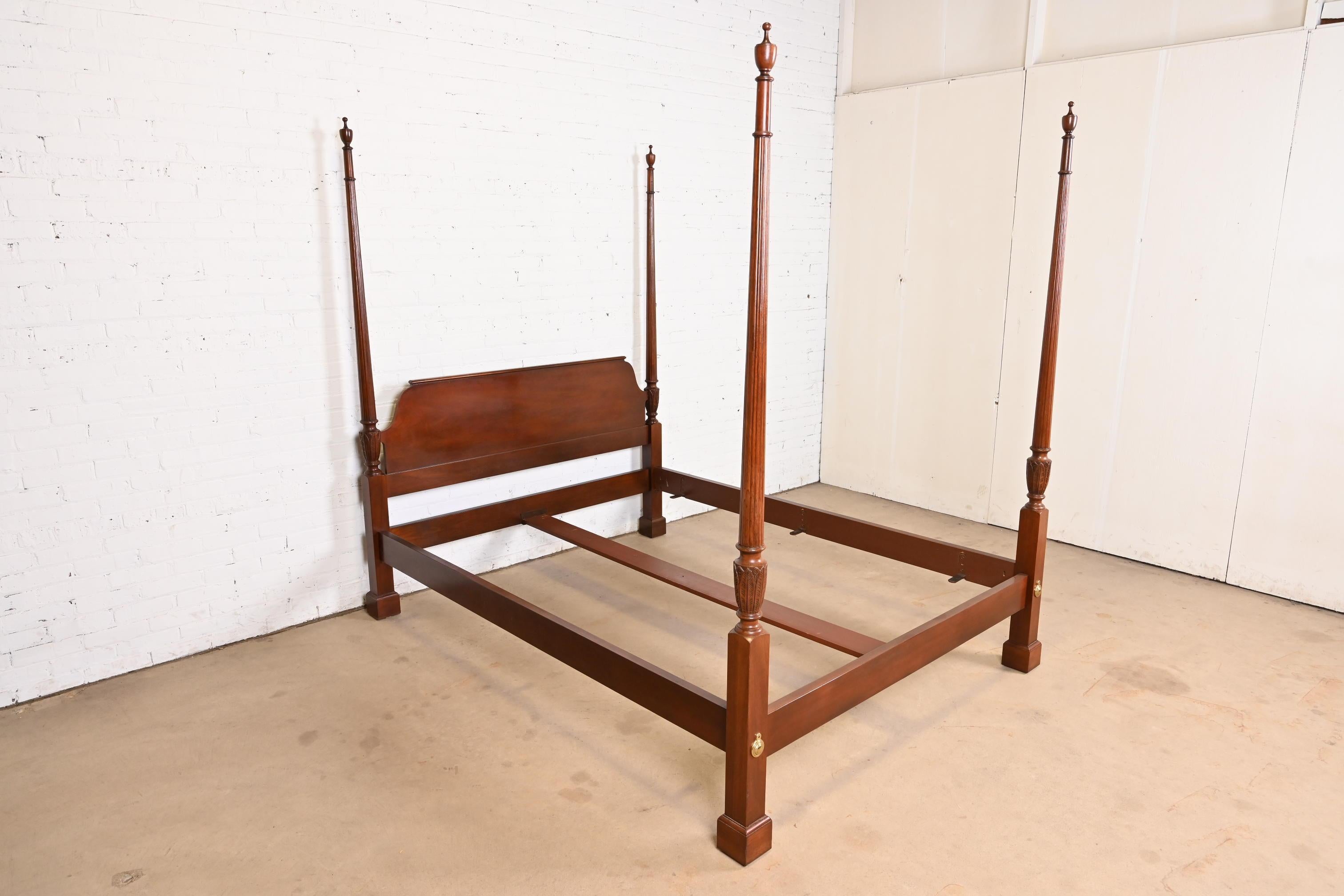 Baker Furniture Georgianisches geschnitztes Mahagoni-Posterbett aus Mahagoni in Queen-Größe (Ende des 20. Jahrhunderts) im Angebot