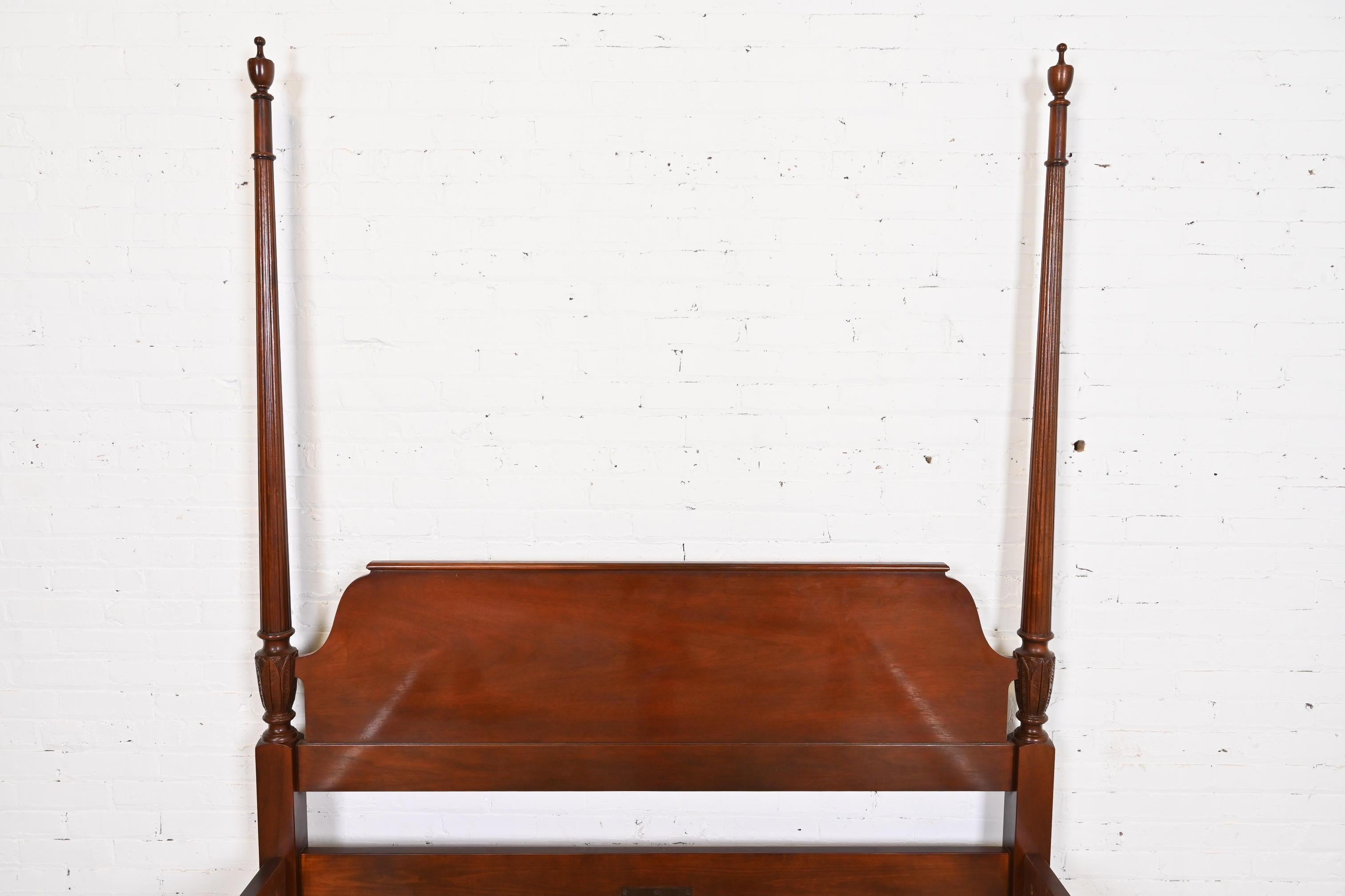 Baker Furniture Georgianisches geschnitztes Mahagoni-Posterbett aus Mahagoni in Queen-Größe (Messing) im Angebot