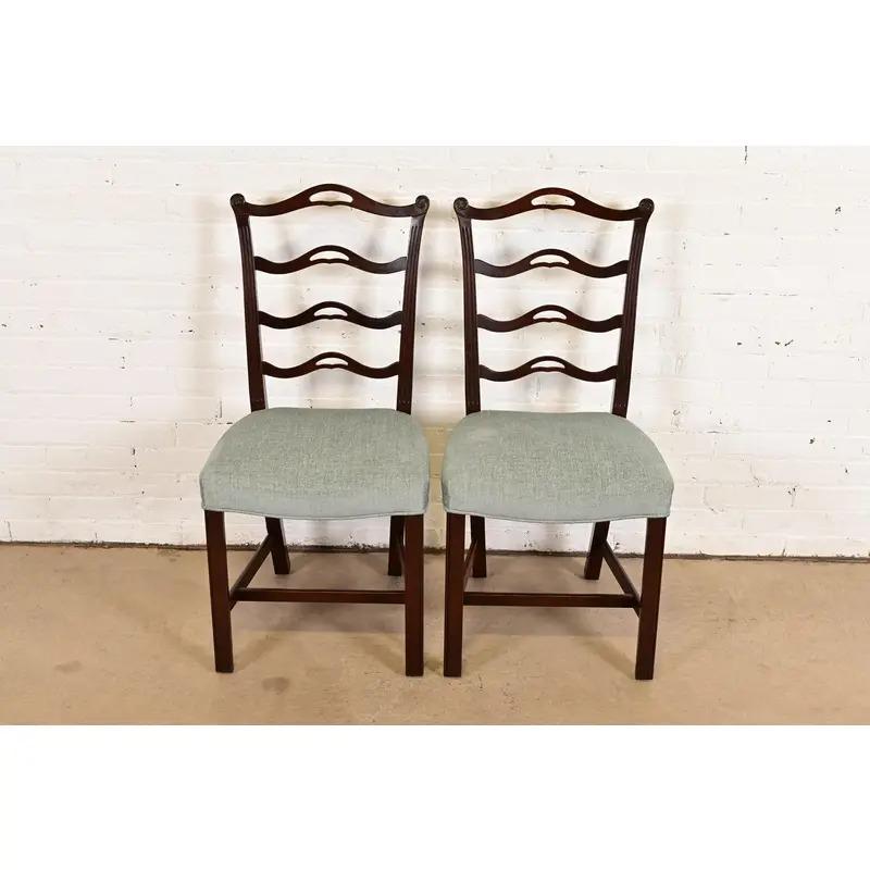 Baker Furniture Georgianische geschnitzte Mahagoni Beistellstühle oder Esszimmerstühle, Paar (amerikanisch) im Angebot