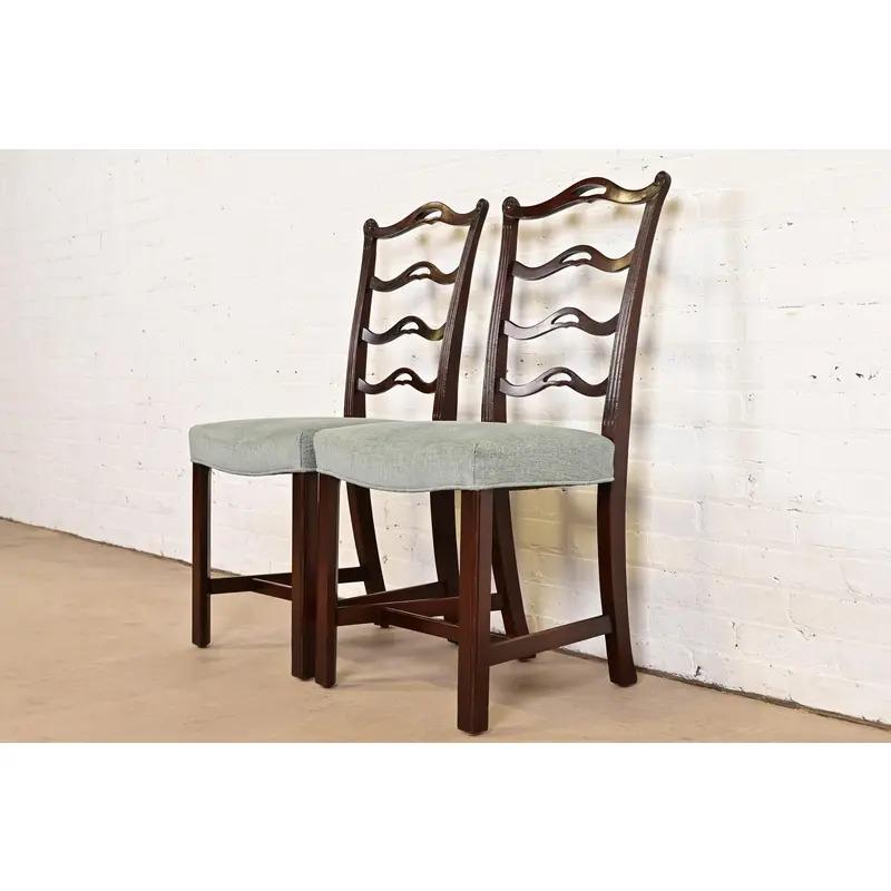 Baker Furniture Georgianische geschnitzte Mahagoni Beistellstühle oder Esszimmerstühle, Paar im Zustand „Gut“ im Angebot in South Bend, IN