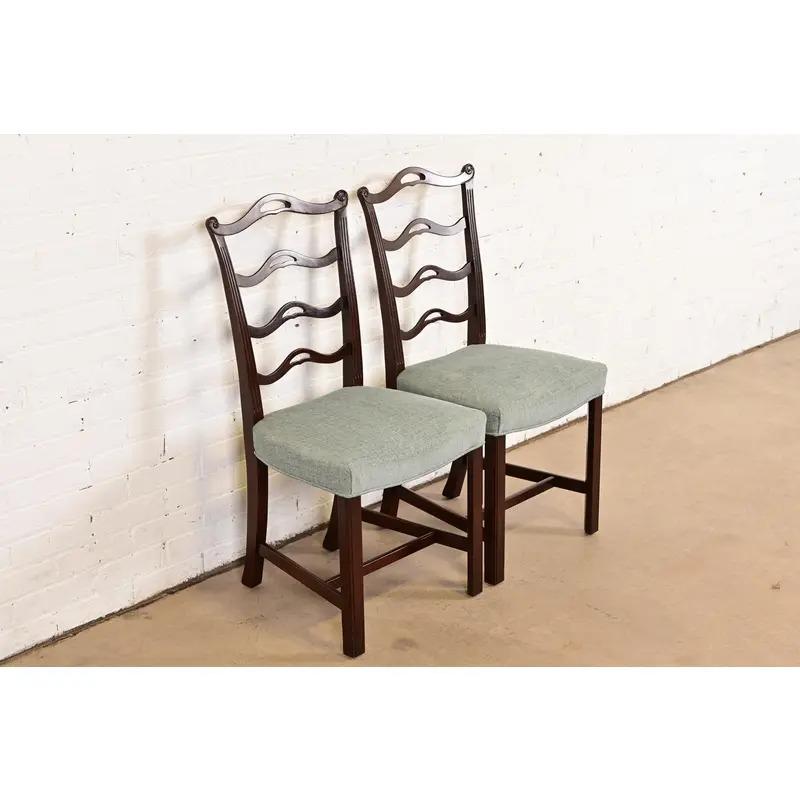 Baker Furniture Georgianische geschnitzte Mahagoni Beistellstühle oder Esszimmerstühle, Paar (20. Jahrhundert) im Angebot