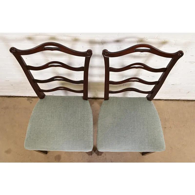 Baker Furniture Georgianische geschnitzte Mahagoni Beistellstühle oder Esszimmerstühle, Paar (Polster) im Angebot