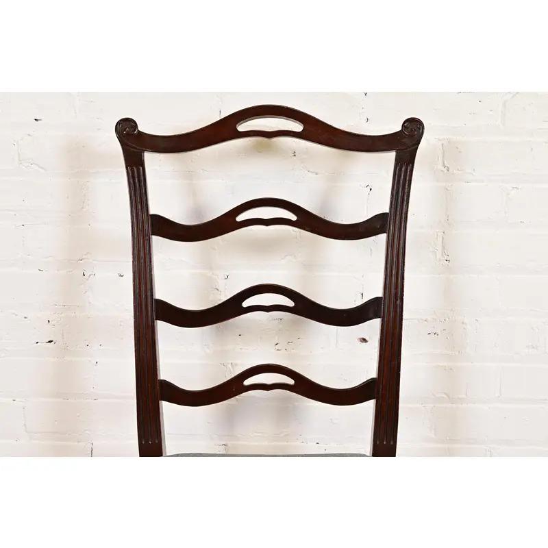 Baker Furniture Georgianische geschnitzte Mahagoni Beistellstühle oder Esszimmerstühle, Paar im Angebot 1