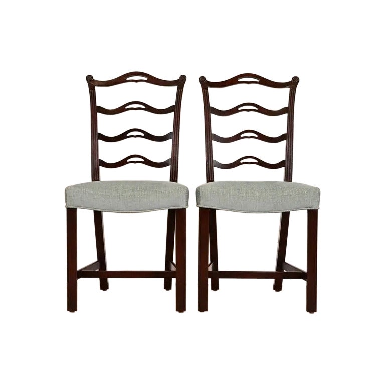 Paire de chaises d
appoint ou de chaises de salle à manger en acajou sculpté de style géorgien de Baker Furniture