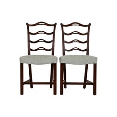 Paire de chaises d
appoint ou de chaises de salle à manger en acajou sculpté de style géorgien de Baker Furniture