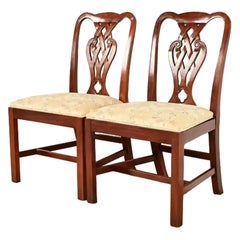 Paire de chaises d'appoint ou de chaises de salle à manger en acajou sculpté de style géorgien de Baker Furniture