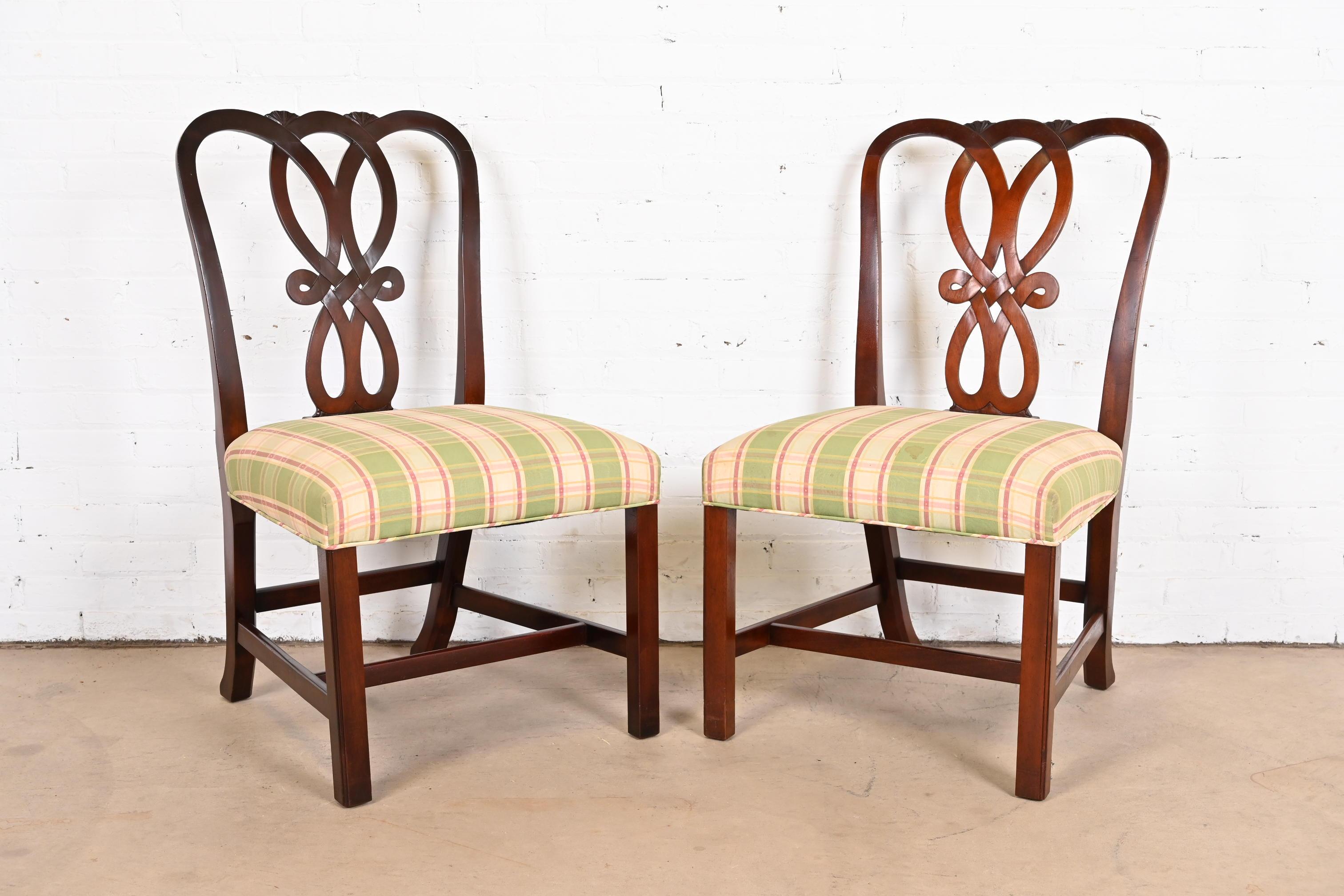 A gorgeous pair of Georgian style side chairs or dining chairs

By Baker Furniture

USA, circa 1980s

Solid carved mahogany frames, with upholstered seats.

Measures: 22.25
