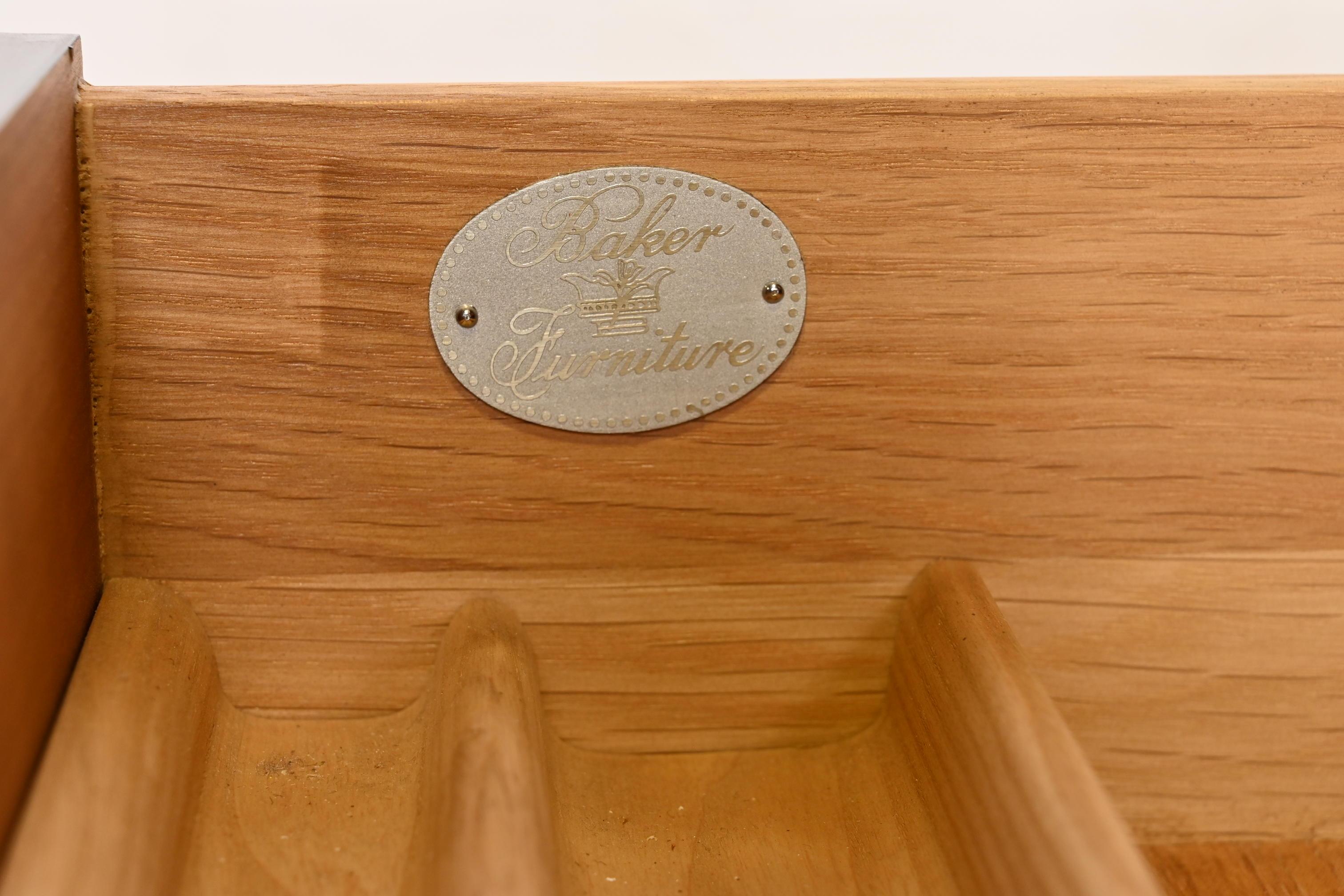 Baker Furniture Georgianischer Architekten-Schreibtisch aus geschnitztem Mahagoni mit schräger Front im Angebot 6