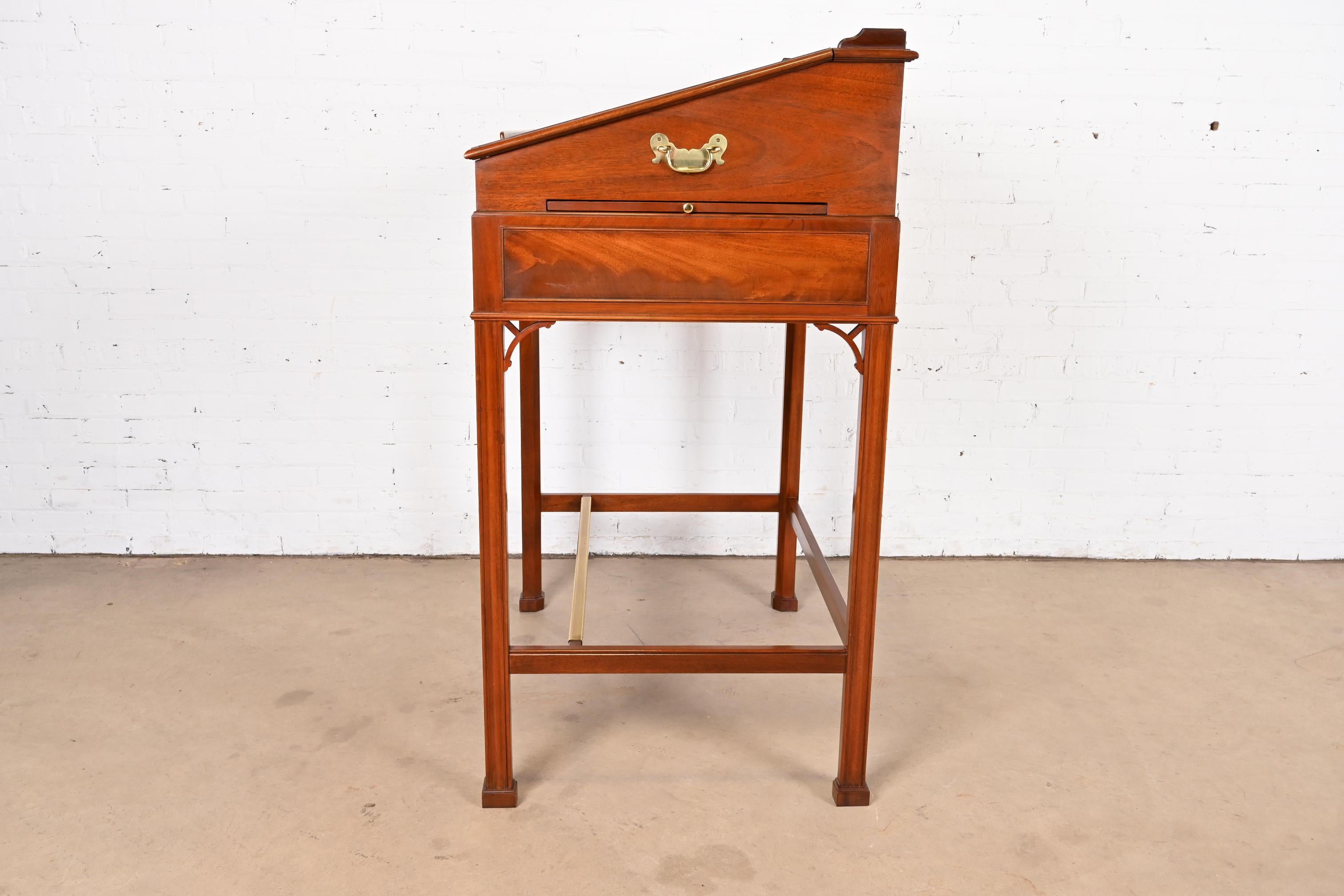 Baker Furniture Georgianischer Architekten-Schreibtisch aus geschnitztem Mahagoni mit schräger Front im Angebot 10