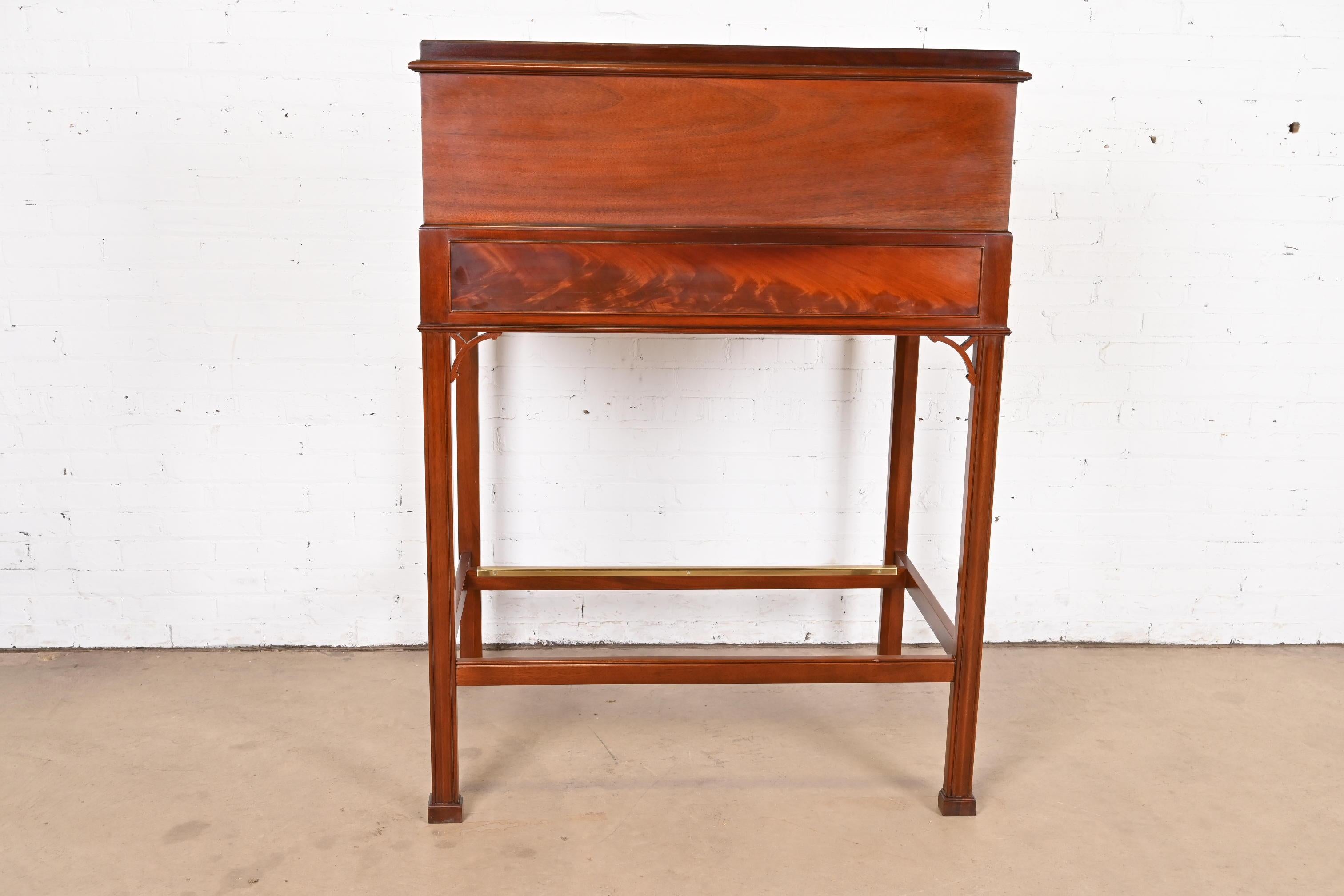 Baker Furniture Georgianischer Architekten-Schreibtisch aus geschnitztem Mahagoni mit schräger Front im Angebot 11