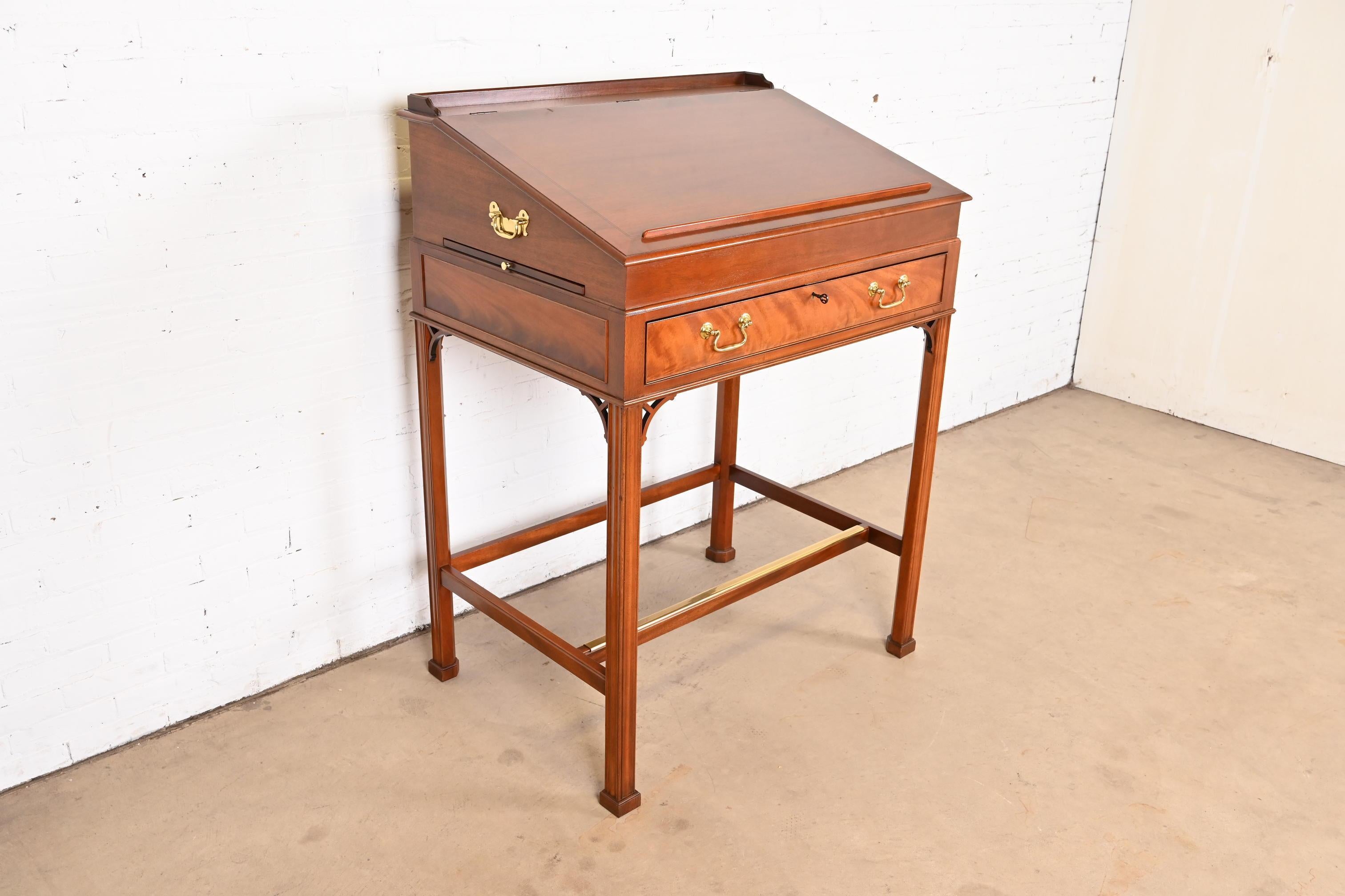 Baker Furniture Georgianischer Architekten-Schreibtisch aus geschnitztem Mahagoni mit schräger Front (20. Jahrhundert) im Angebot