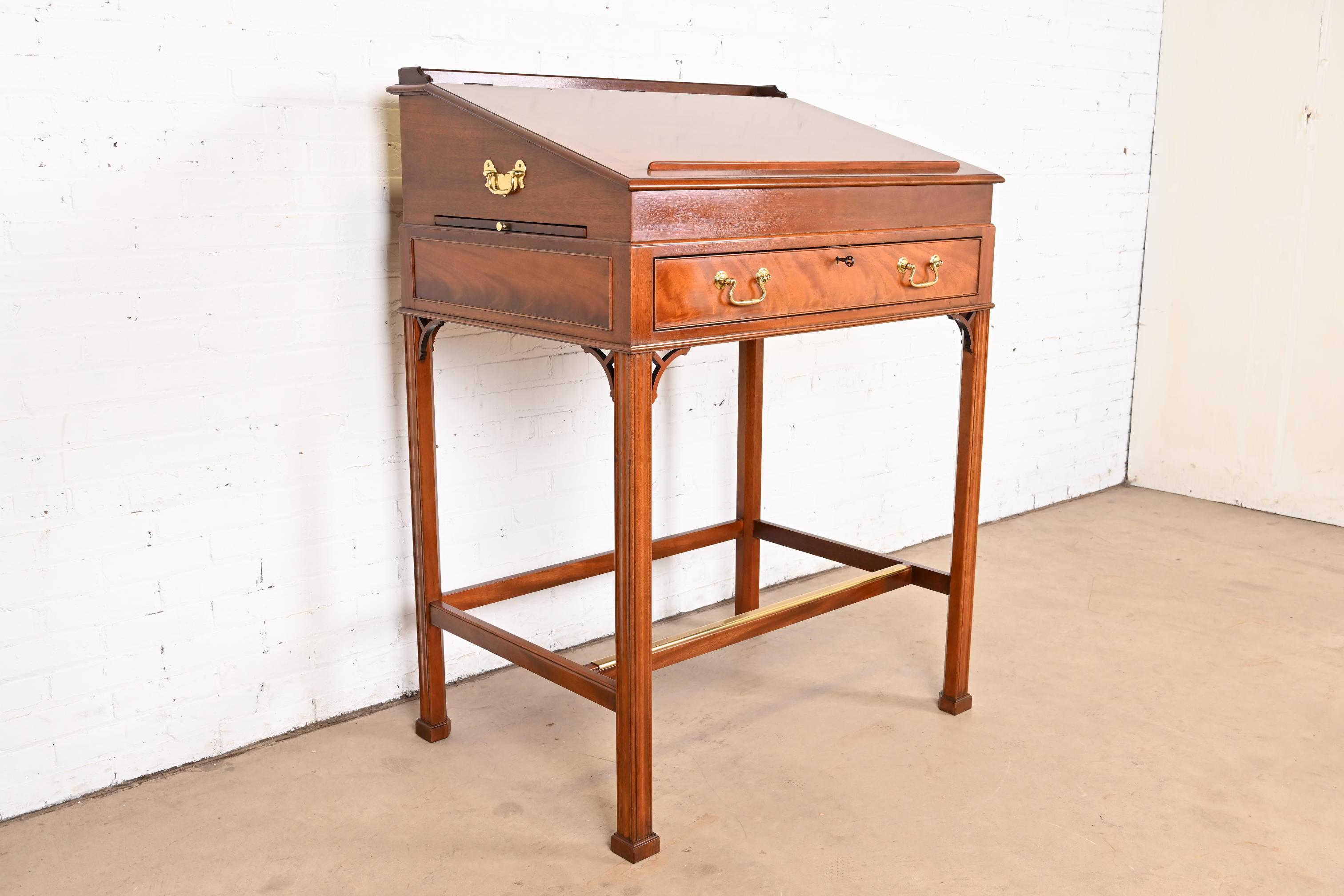 Baker Furniture Georgianischer Architekten-Schreibtisch aus geschnitztem Mahagoni mit schräger Front (Messing) im Angebot