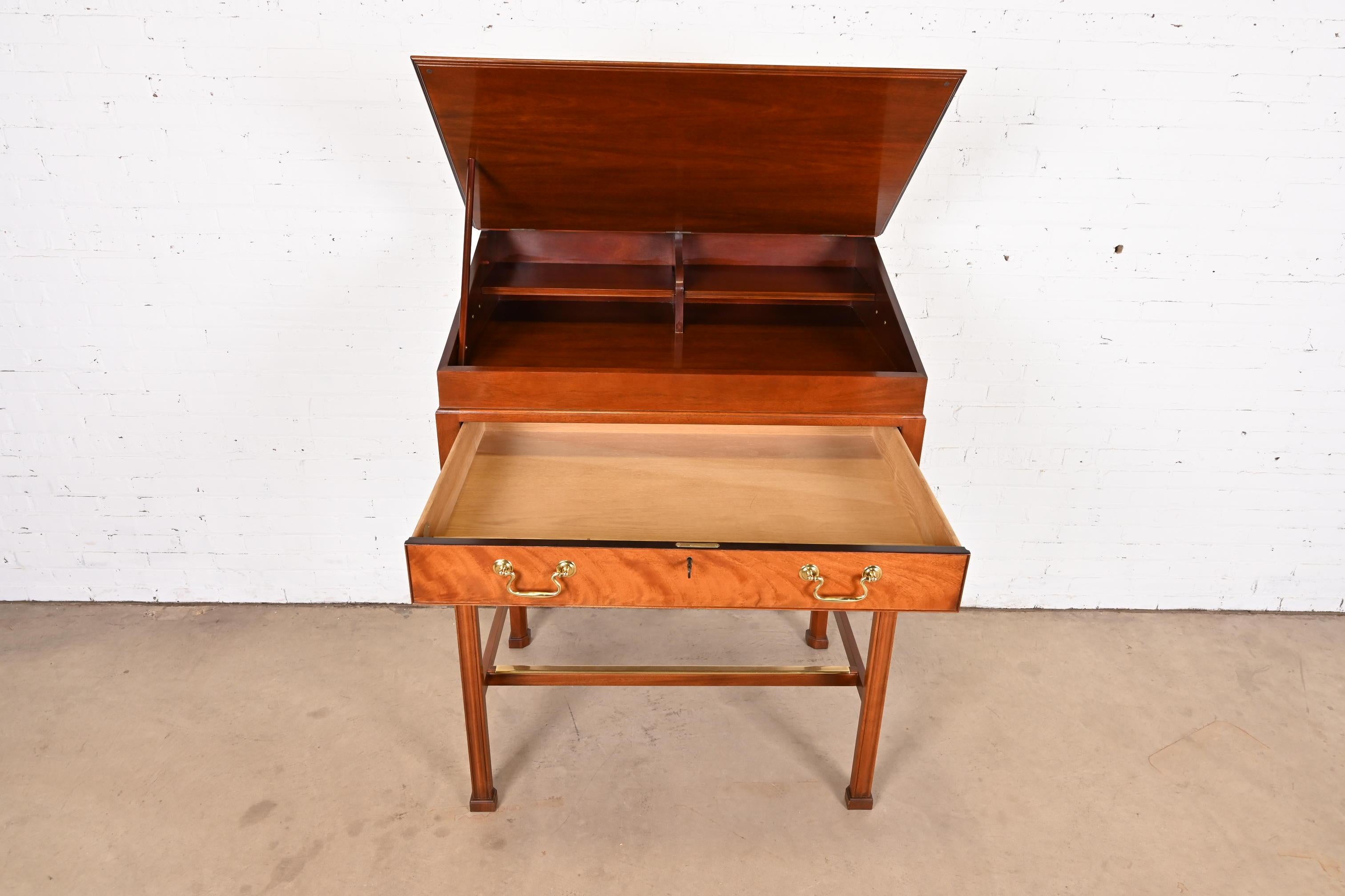 Baker Furniture Georgianischer Architekten-Schreibtisch aus geschnitztem Mahagoni mit schräger Front im Angebot 2