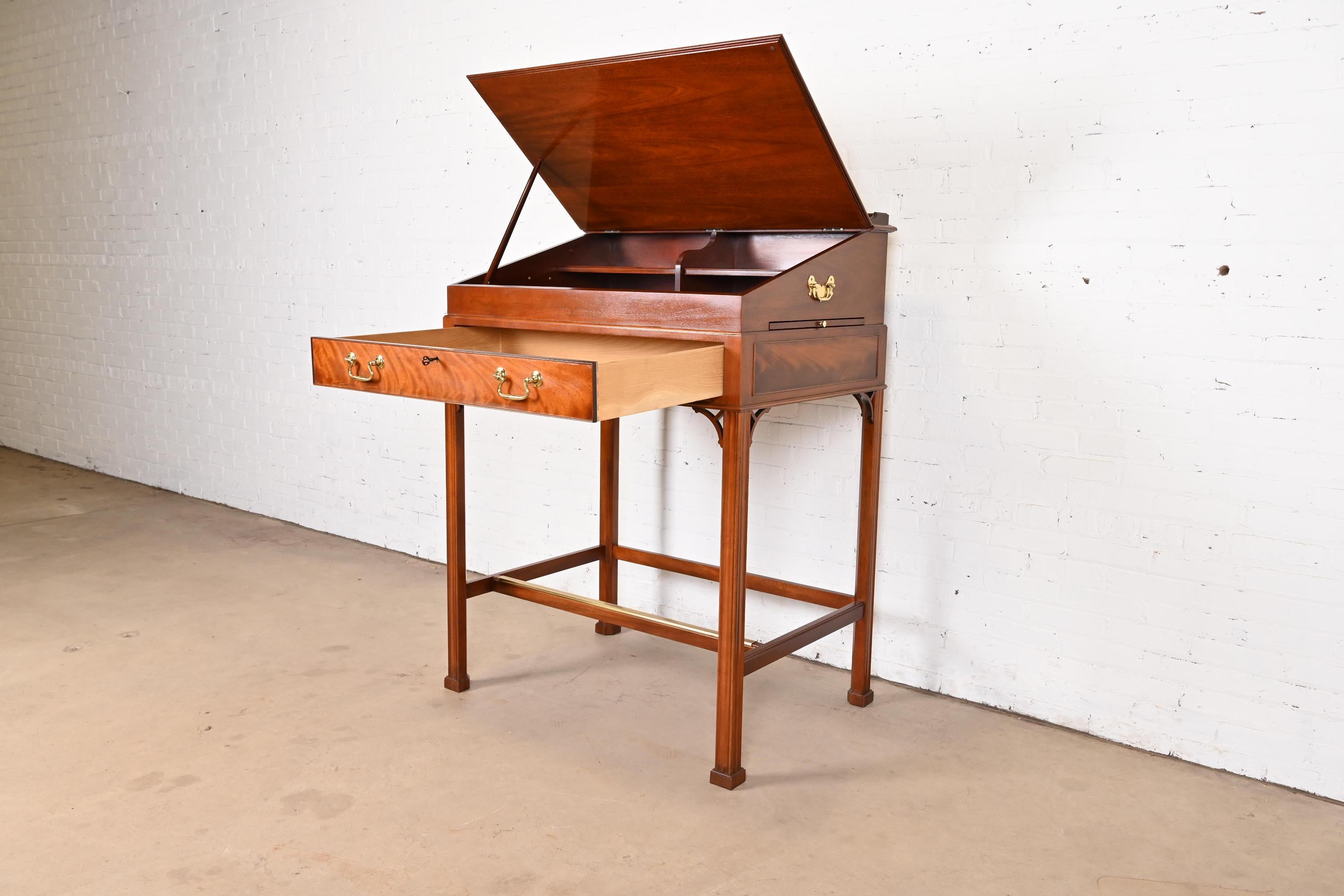 Baker Furniture Georgianischer Architekten-Schreibtisch aus geschnitztem Mahagoni mit schräger Front im Angebot 3