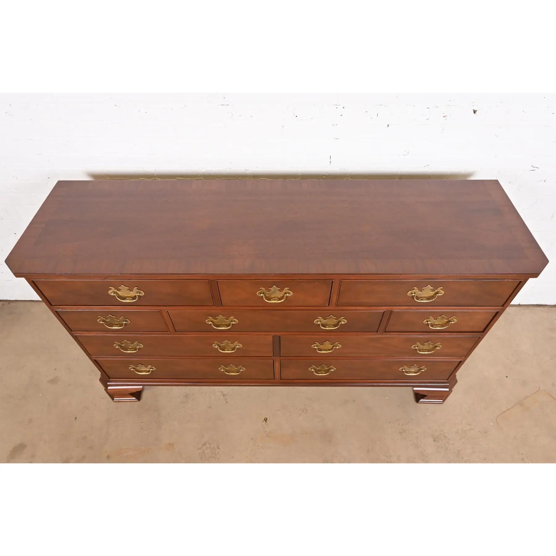 Meubles Baker - Commode à dix tiroirs en acajou sculpté de style géorgien, nouvellement repeinte en vente 3