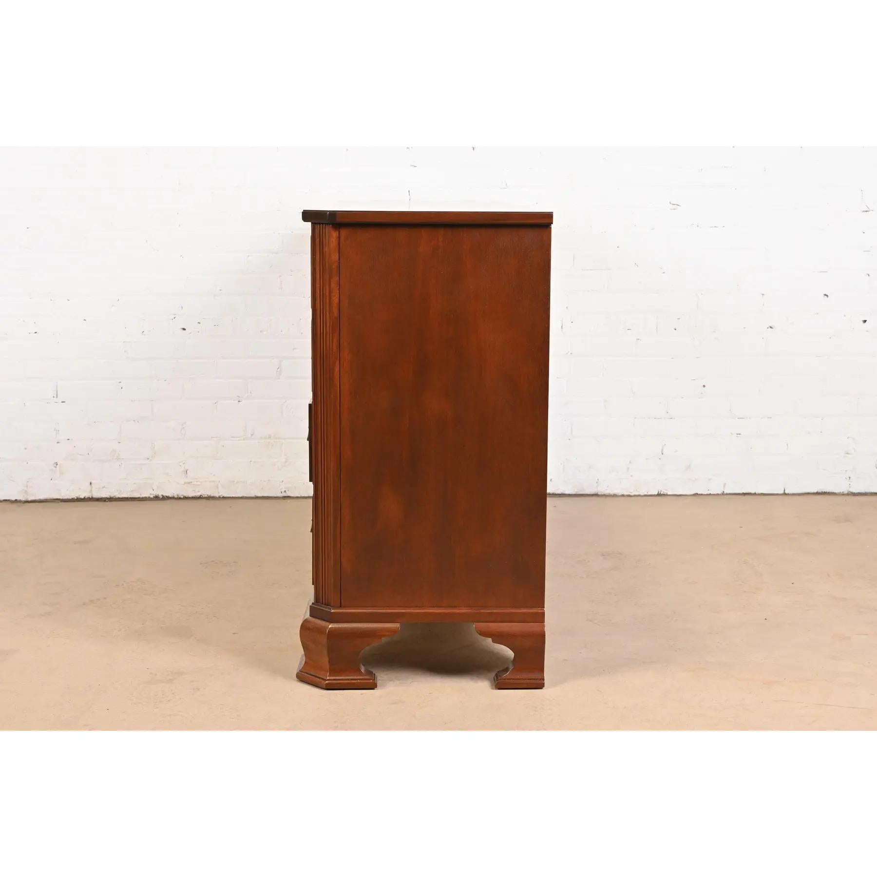 Meubles Baker - Commode à dix tiroirs en acajou sculpté de style géorgien, nouvellement repeinte en vente 4