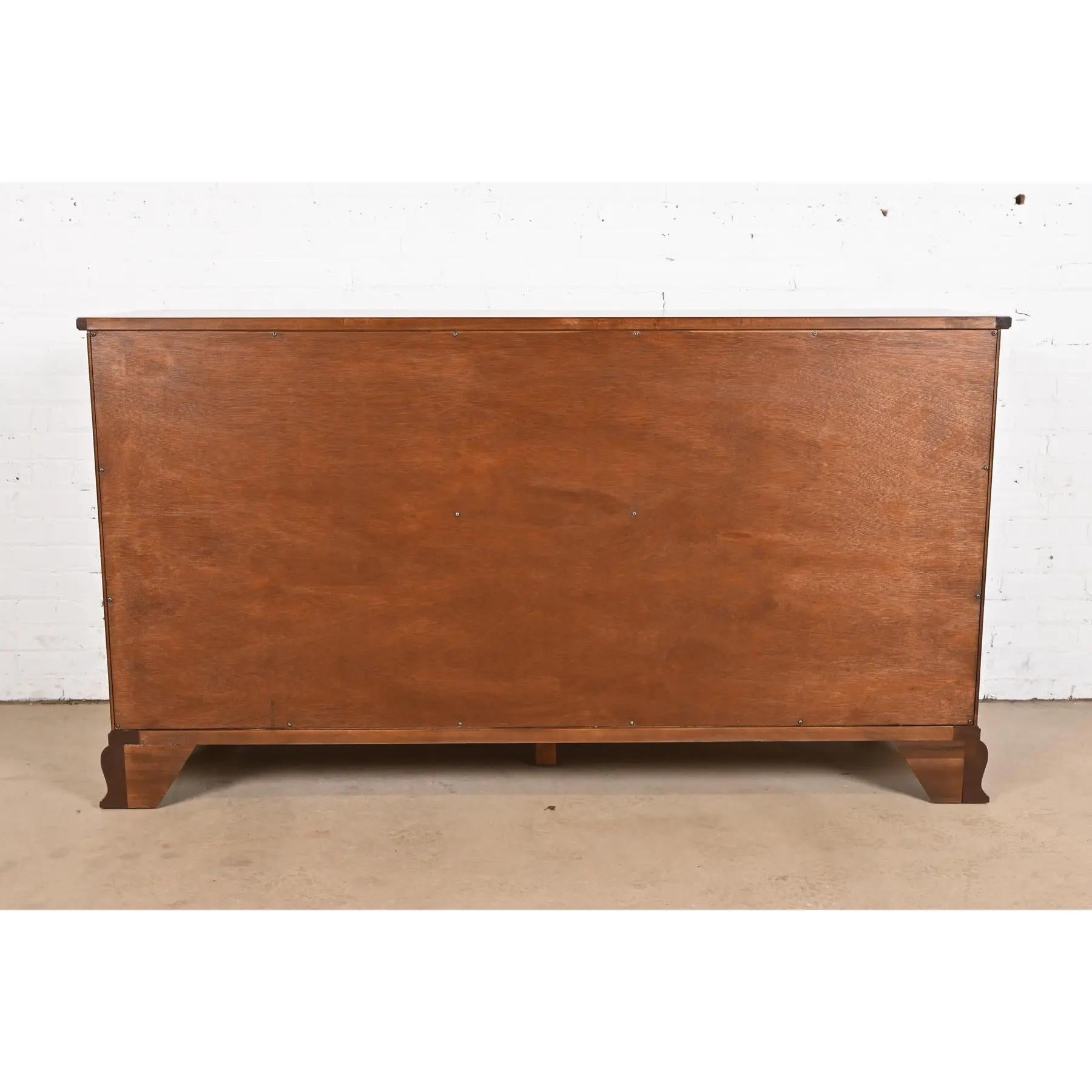 Meubles Baker - Commode à dix tiroirs en acajou sculpté de style géorgien, nouvellement repeinte en vente 5
