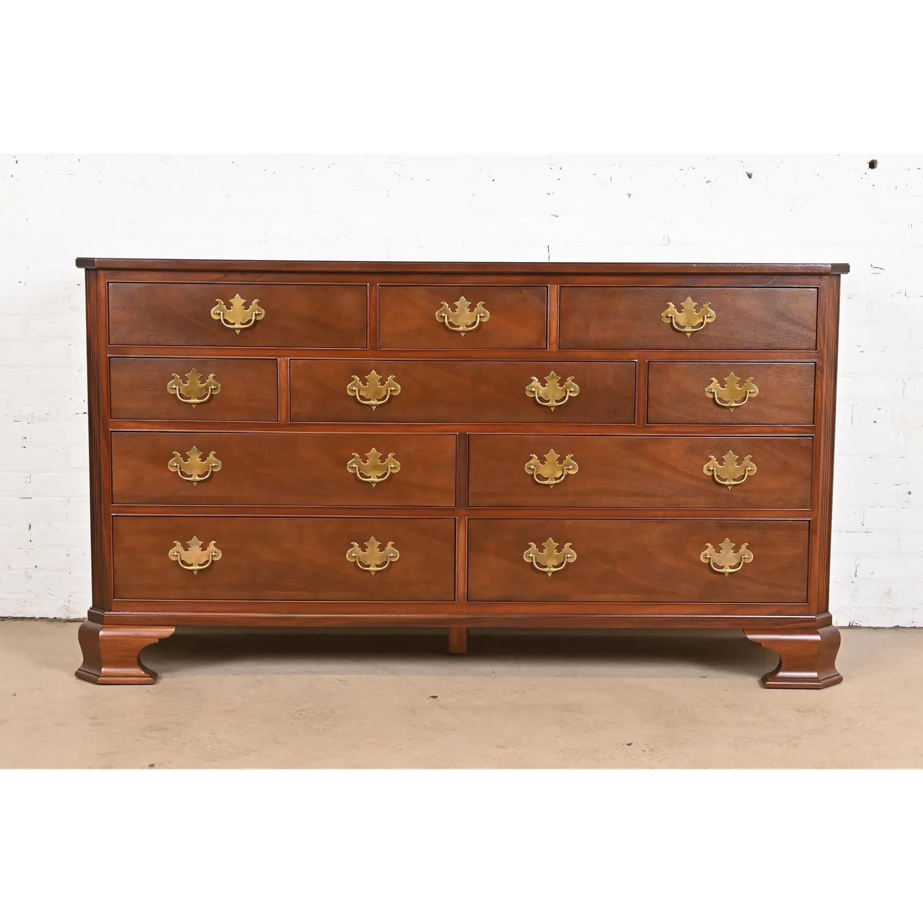 Exceptionnel buffet, crédence ou commode à dix tiroirs de style géorgien ou Chippendale.

Par Baker Furniture

USA, Circa 1980

Acajou massif sculpté, avec quincaillerie en laiton d'origine.

Dimensions : 70,13 
