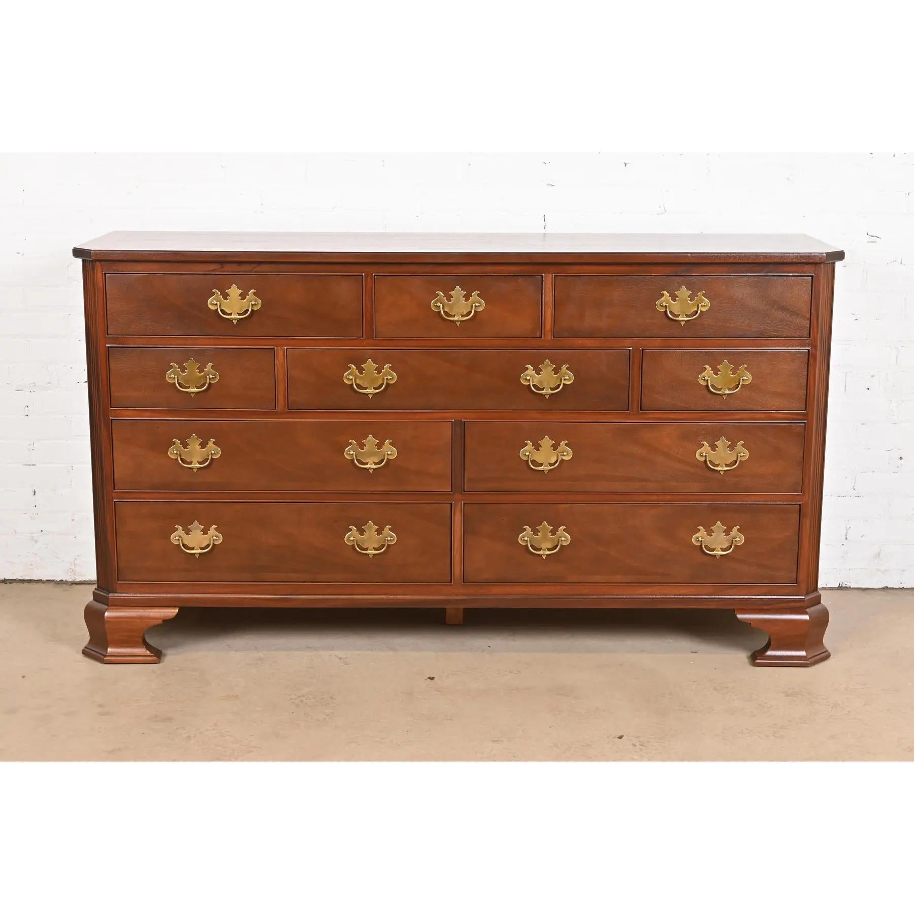 Georgien Meubles Baker - Commode à dix tiroirs en acajou sculpté de style géorgien, nouvellement repeinte en vente