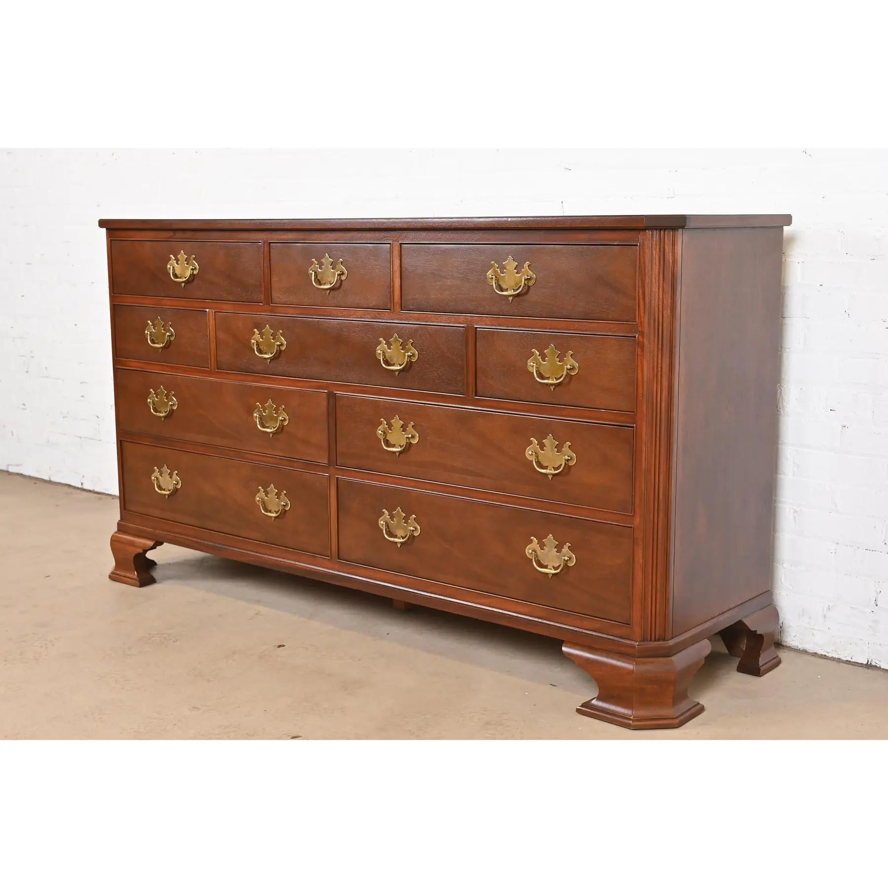 Américain Meubles Baker - Commode à dix tiroirs en acajou sculpté de style géorgien, nouvellement repeinte en vente