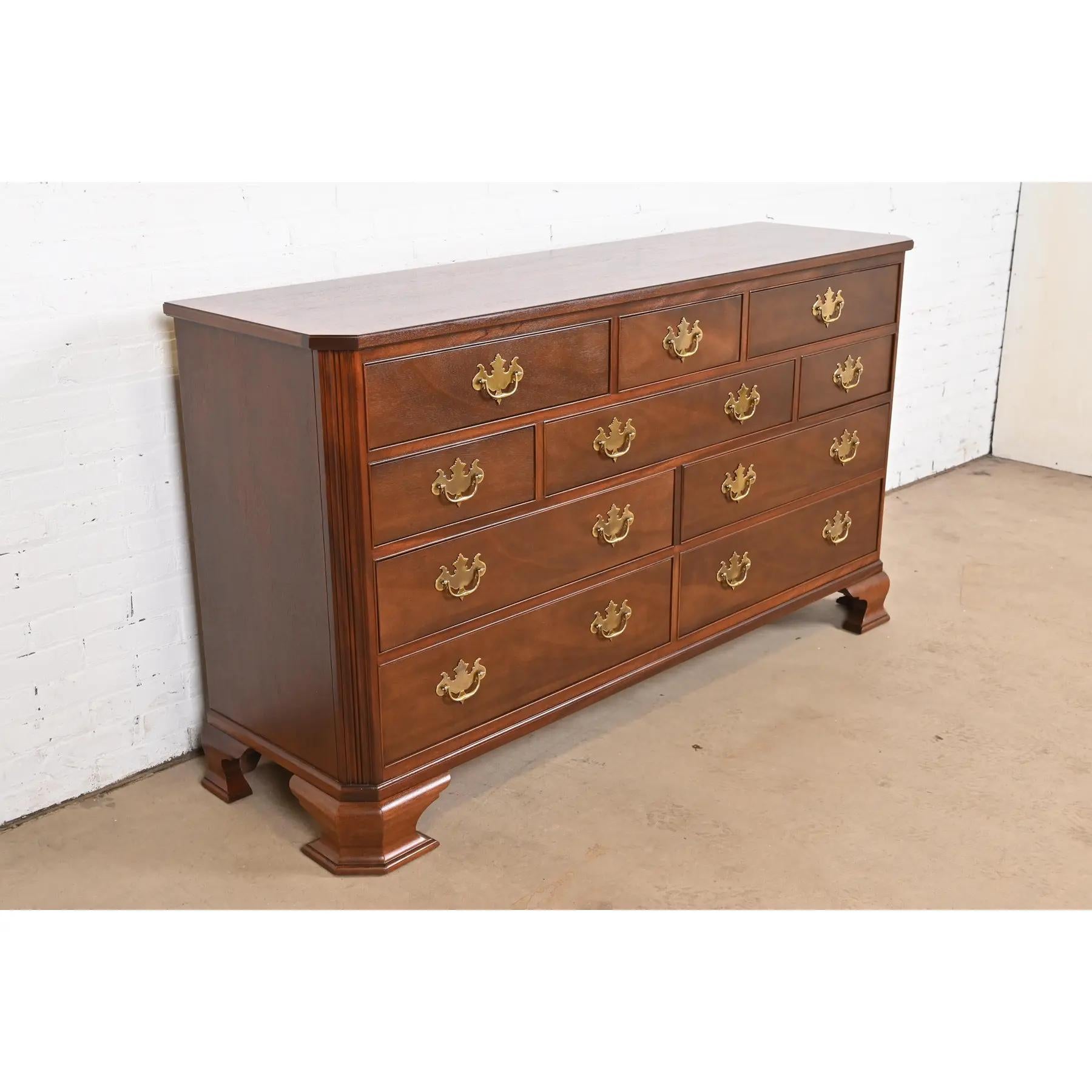 Meubles Baker - Commode à dix tiroirs en acajou sculpté de style géorgien, nouvellement repeinte Bon état - En vente à South Bend, IN