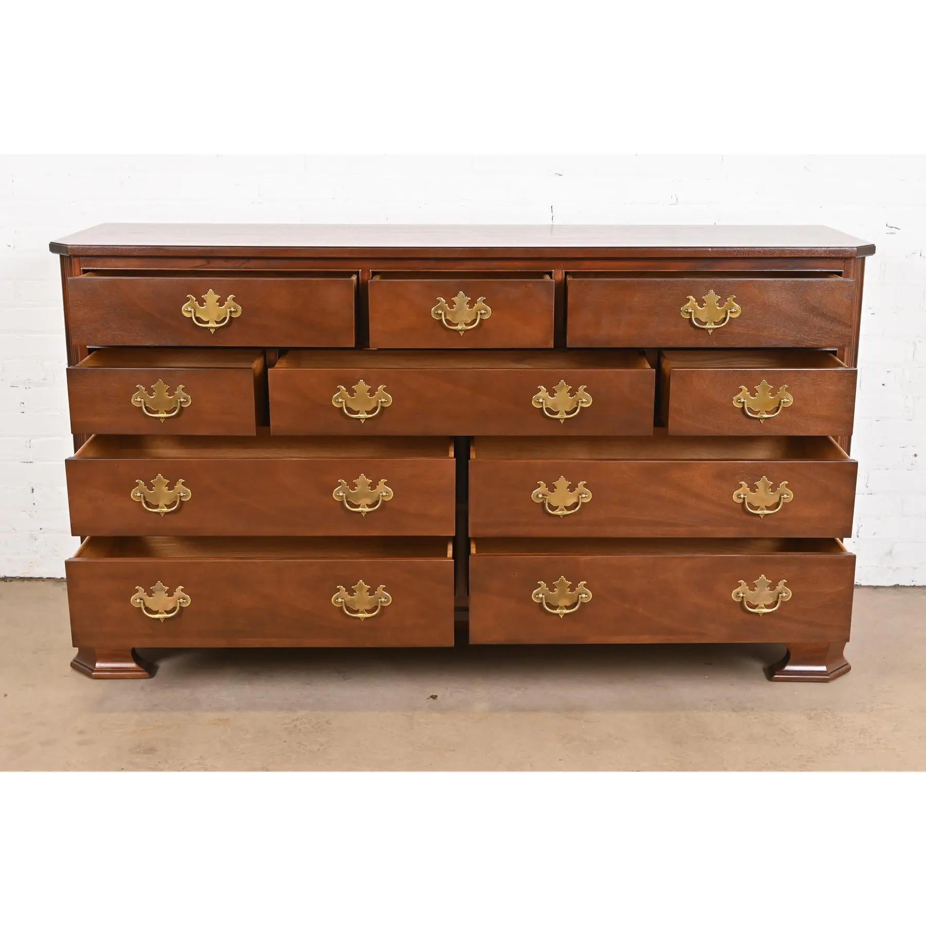 Fin du 20e siècle Meubles Baker - Commode à dix tiroirs en acajou sculpté de style géorgien, nouvellement repeinte en vente
