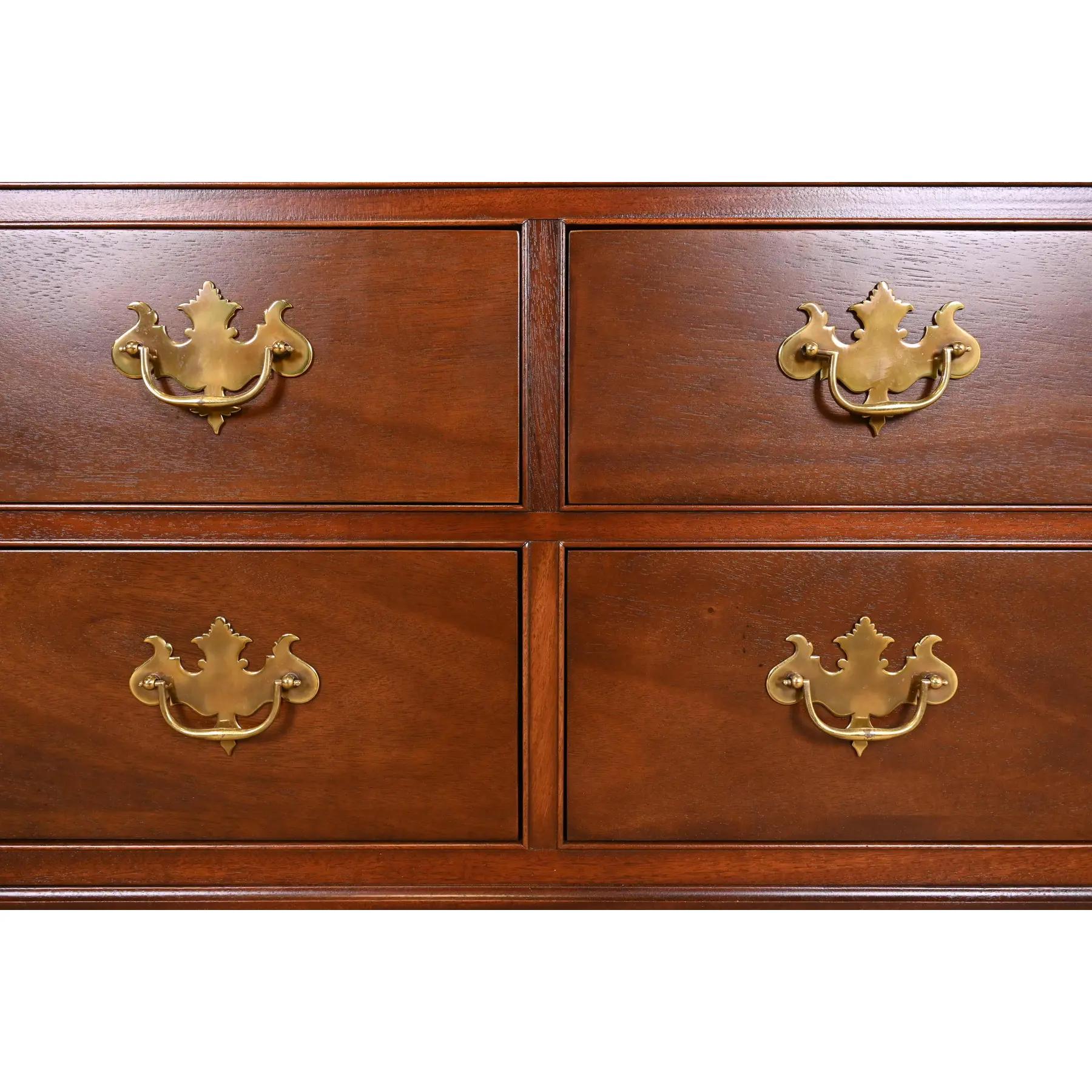 Laiton Meubles Baker - Commode à dix tiroirs en acajou sculpté de style géorgien, nouvellement repeinte en vente