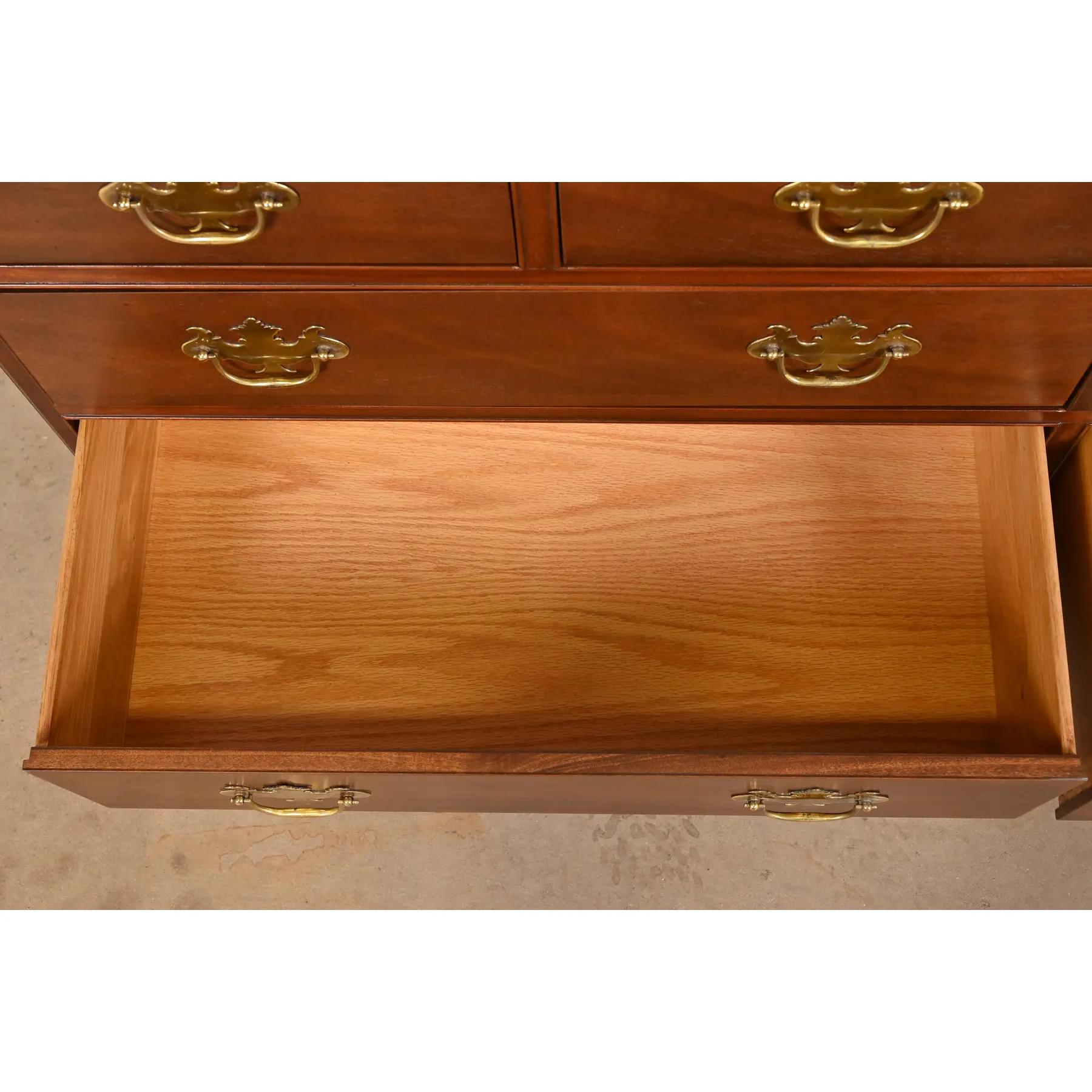 Meubles Baker - Commode à dix tiroirs en acajou sculpté de style géorgien, nouvellement repeinte en vente 1