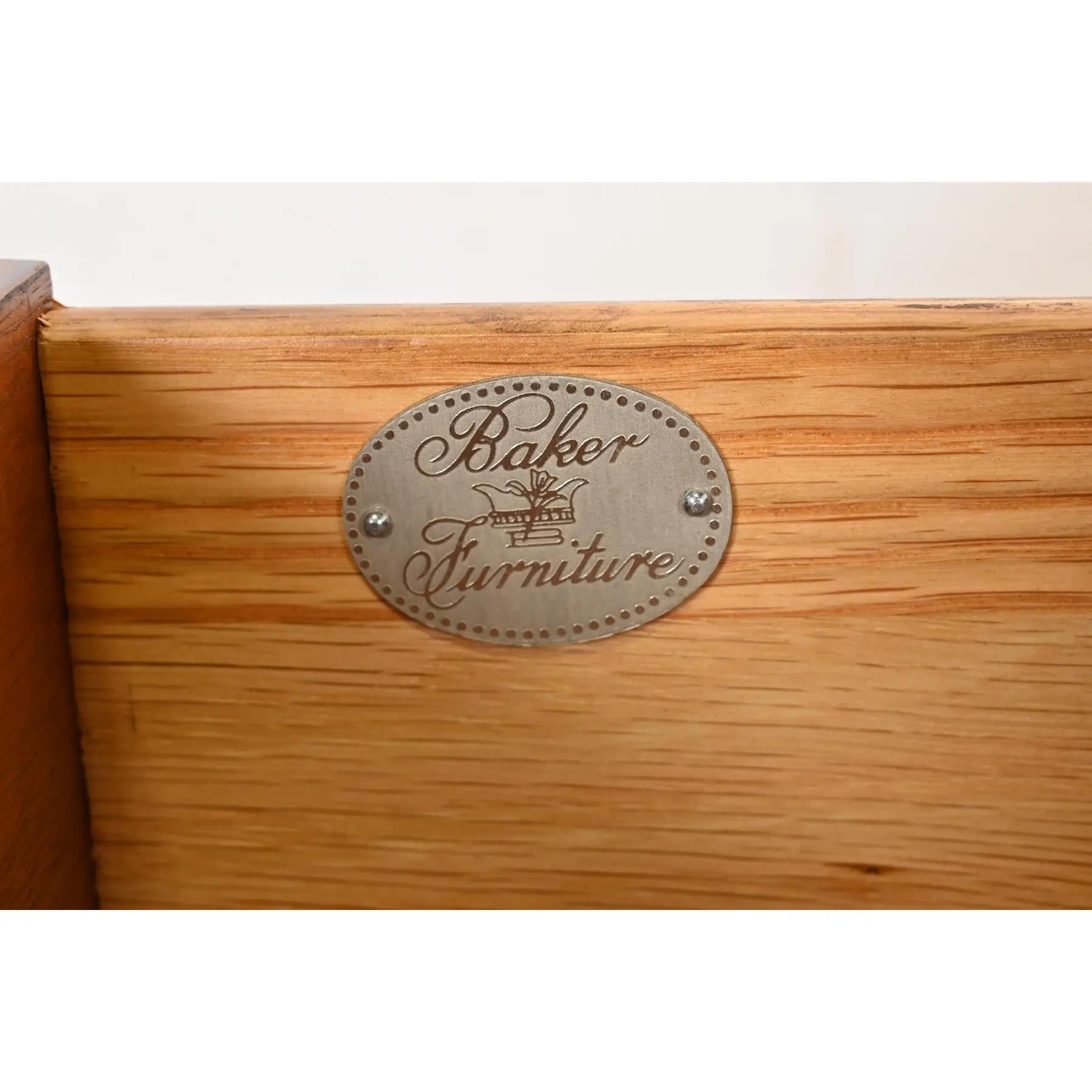 Meubles Baker - Commode à dix tiroirs en acajou sculpté de style géorgien, nouvellement repeinte en vente 2