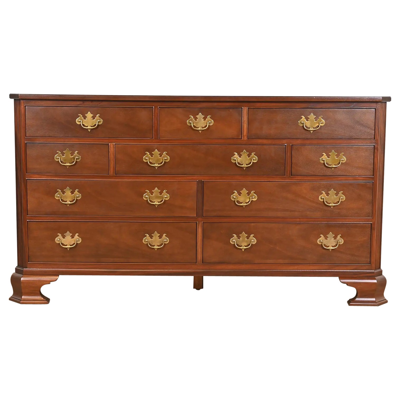 Meubles Baker - Commode à dix tiroirs en acajou sculpté de style géorgien, nouvellement repeinte en vente