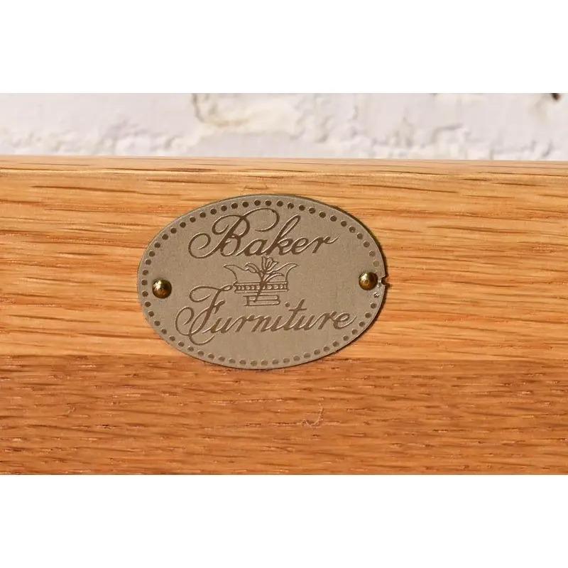 Meubles Baker - Commode à trois tiroirs en acajou sculpté de style géorgien en vente 4