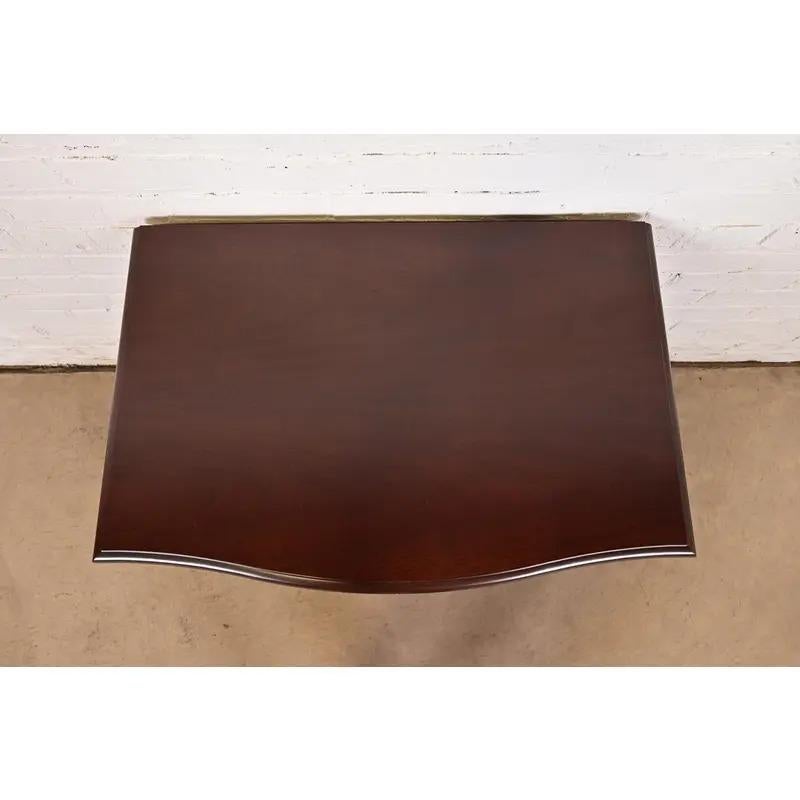 Meubles Baker - Commode à trois tiroirs en acajou sculpté de style géorgien en vente 6