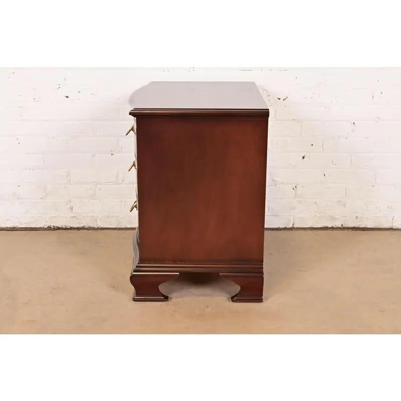 Meubles Baker - Commode à trois tiroirs en acajou sculpté de style géorgien en vente 7