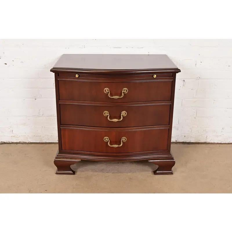 Magnifique bahut ou table de nuit à trois tiroirs, de style géorgien ou Chippendale, à façade serpentine.

Par Baker Furniture

États-Unis, fin du 20e siècle

Acajou sculpté, avec quincaillerie originale en laiton.

Dimensions : 28 