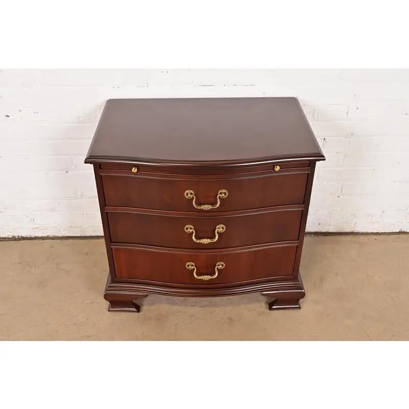Chippendale Meubles Baker - Commode à trois tiroirs en acajou sculpté de style géorgien en vente