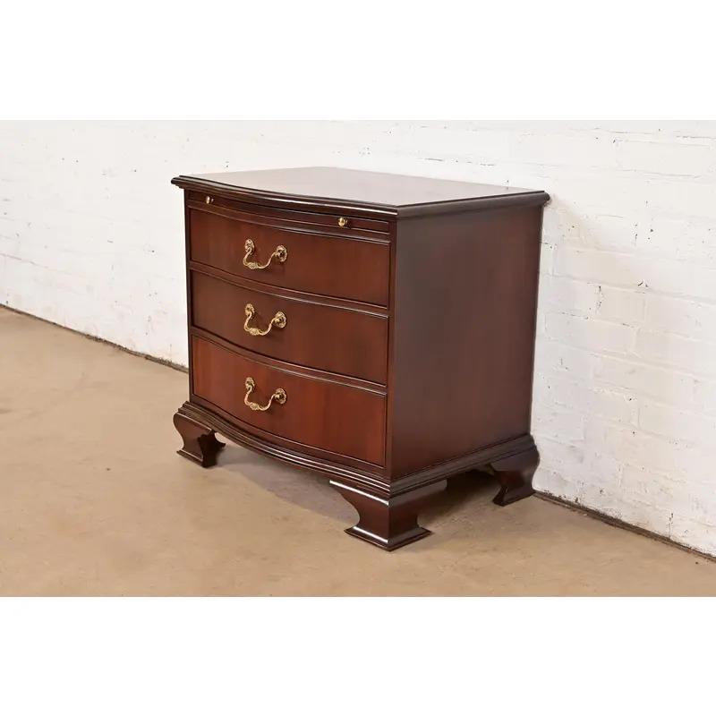 Américain Meubles Baker - Commode à trois tiroirs en acajou sculpté de style géorgien en vente