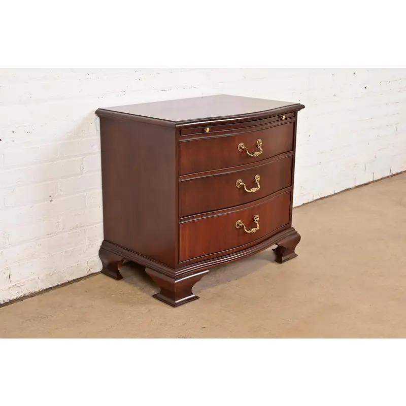 Meubles Baker - Commode à trois tiroirs en acajou sculpté de style géorgien Bon état - En vente à South Bend, IN