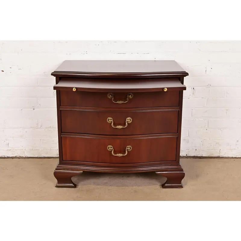 20ième siècle Meubles Baker - Commode à trois tiroirs en acajou sculpté de style géorgien en vente