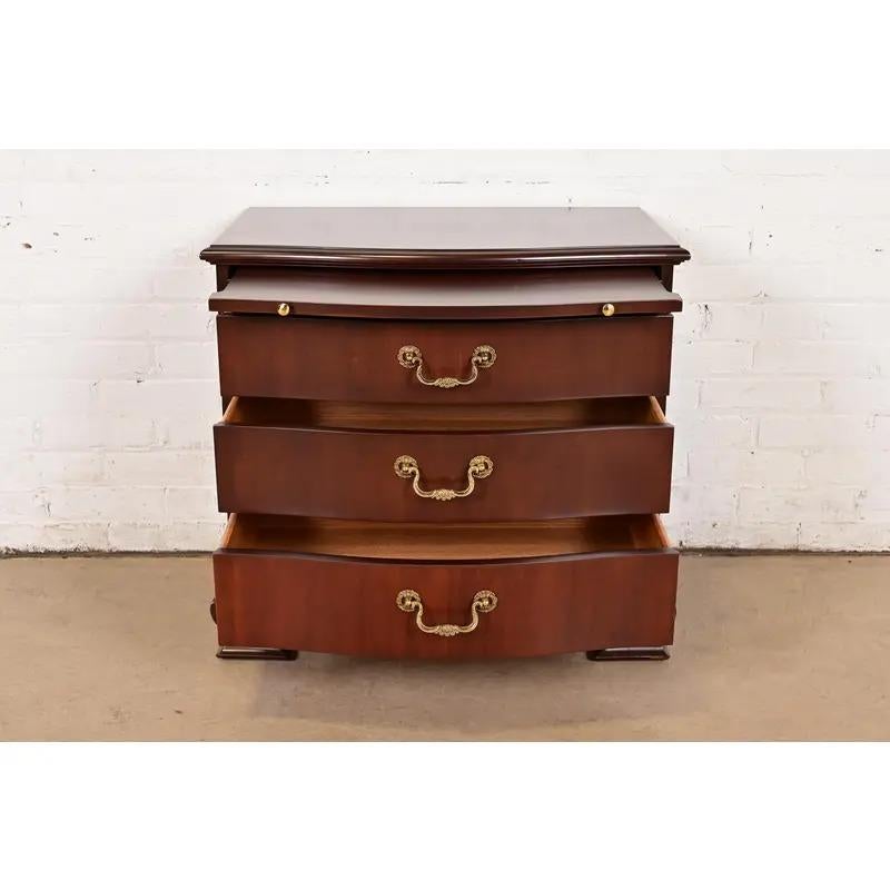 Laiton Meubles Baker - Commode à trois tiroirs en acajou sculpté de style géorgien en vente