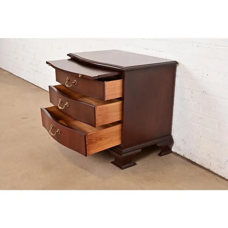 Meubles Baker - Commode à trois tiroirs en acajou sculpté de style géorgien en vente 1