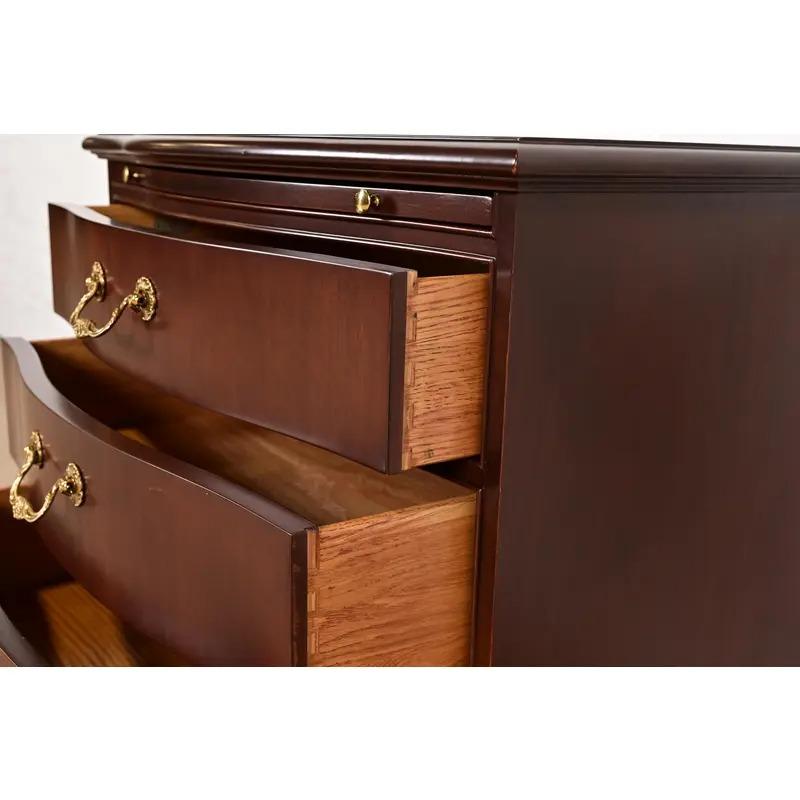 Meubles Baker - Commode à trois tiroirs en acajou sculpté de style géorgien en vente 2