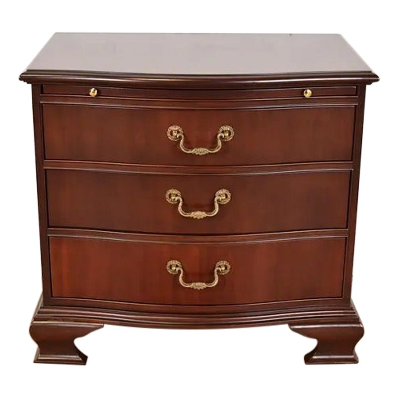 Meubles Baker - Commode à trois tiroirs en acajou sculpté de style géorgien en vente