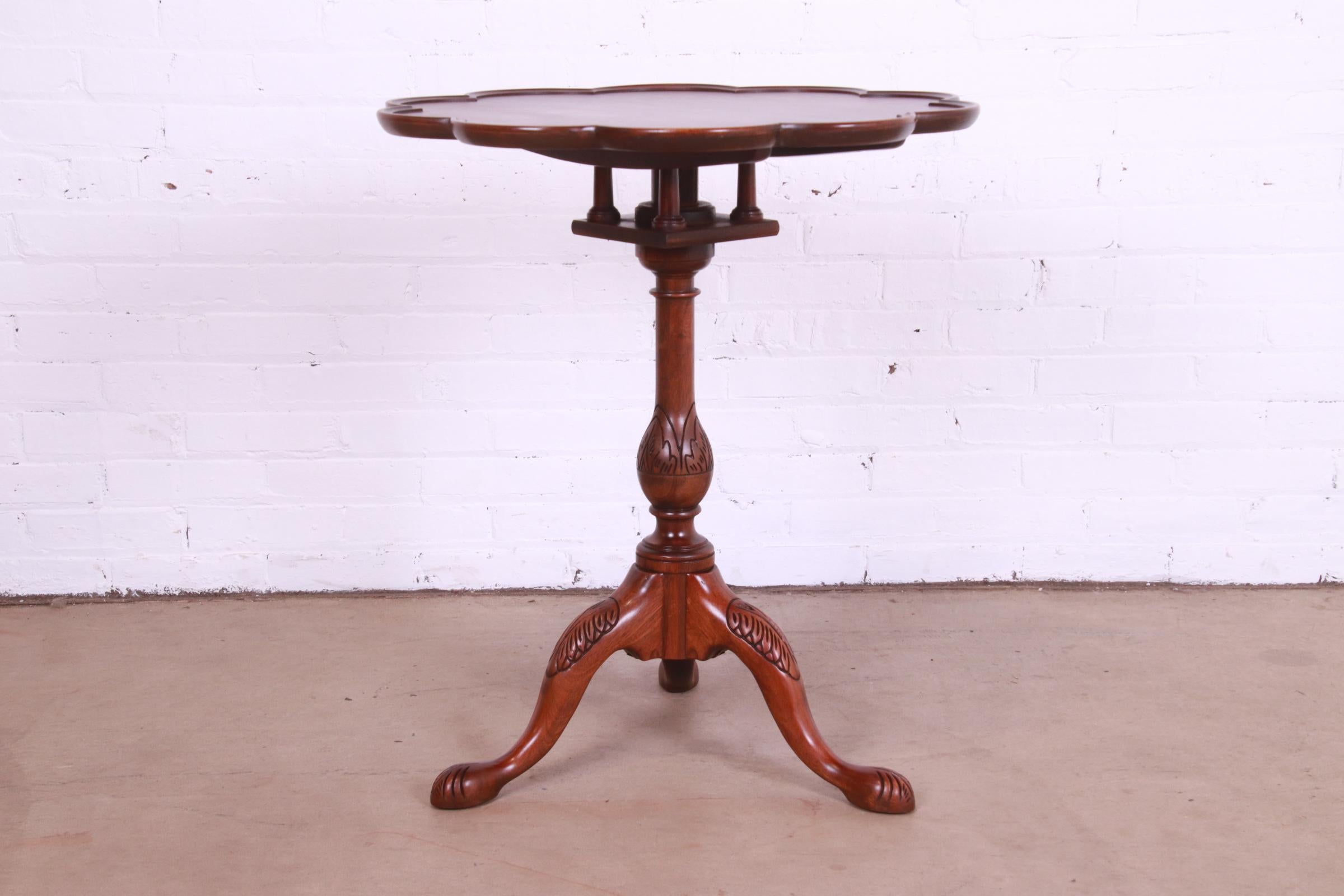 Baker Furniture Georgian Carved Mahogany Tilt Top Pedestal Tea Table For Sale 5