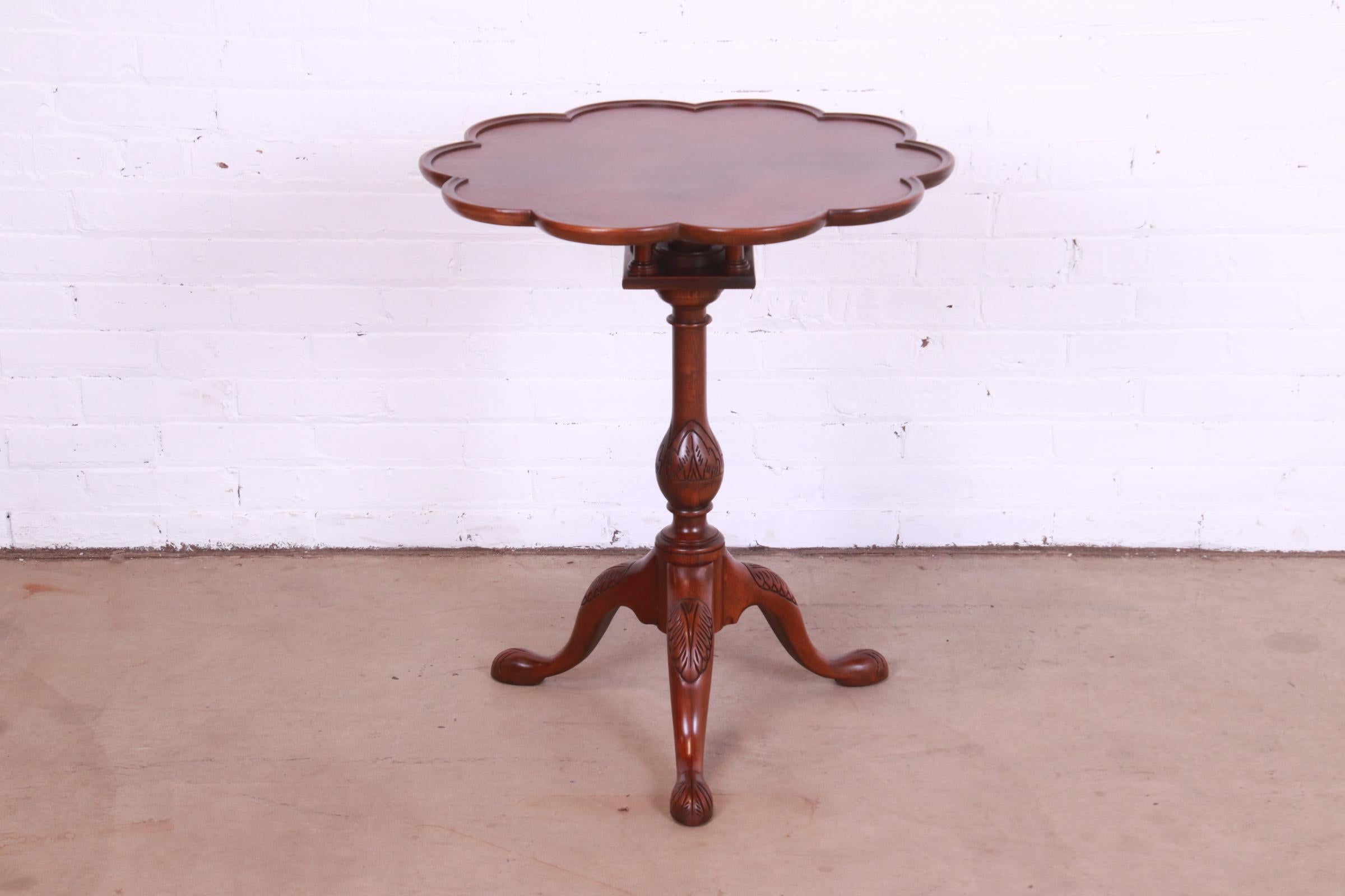 American Baker Furniture Georgian Carved Mahogany Tilt Top Pedestal Tea Table For Sale