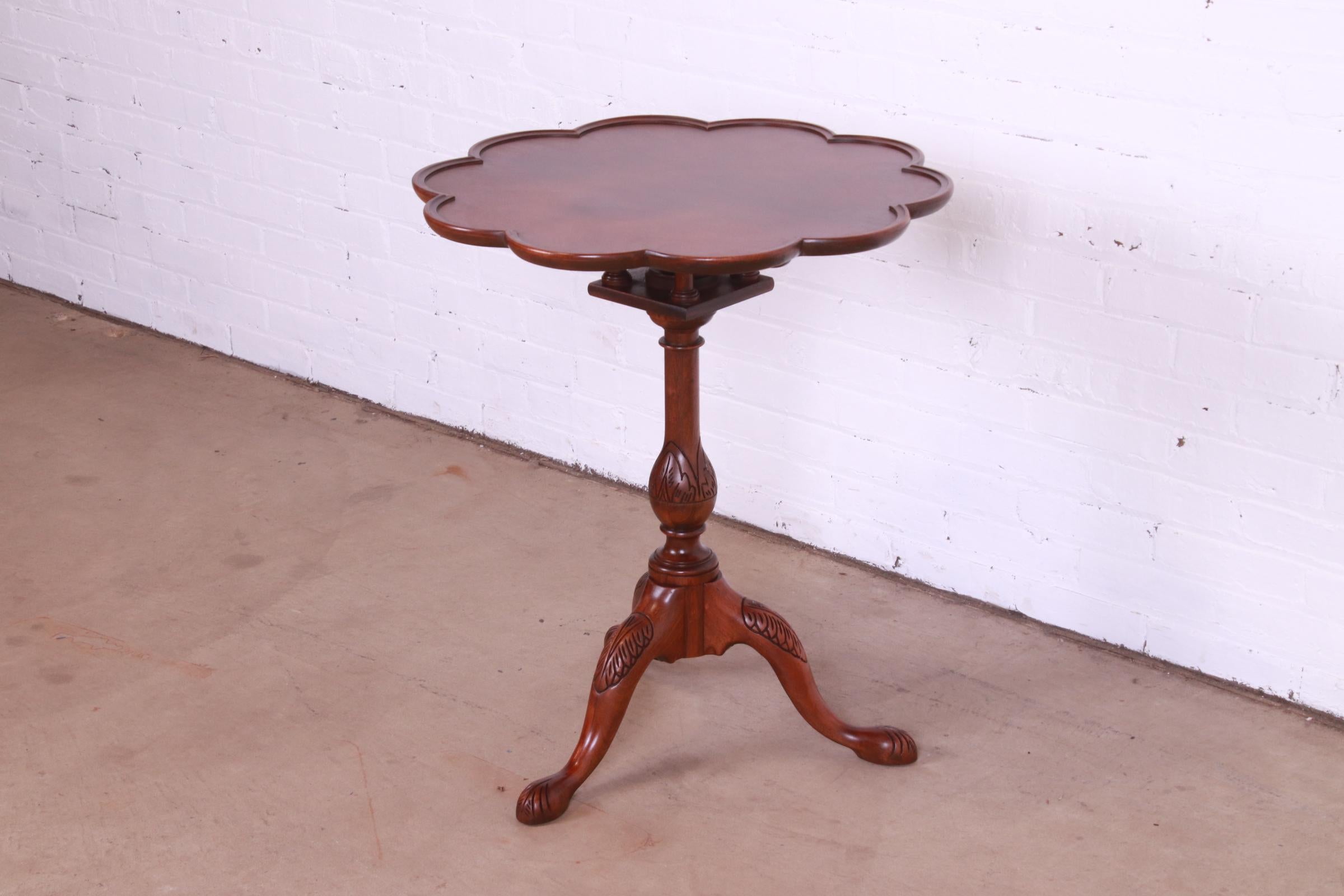 Baker Furniture Georgian Carved Mahogany Tilt Top Pedestal Tea Table In Good Condition For Sale In South Bend, IN
