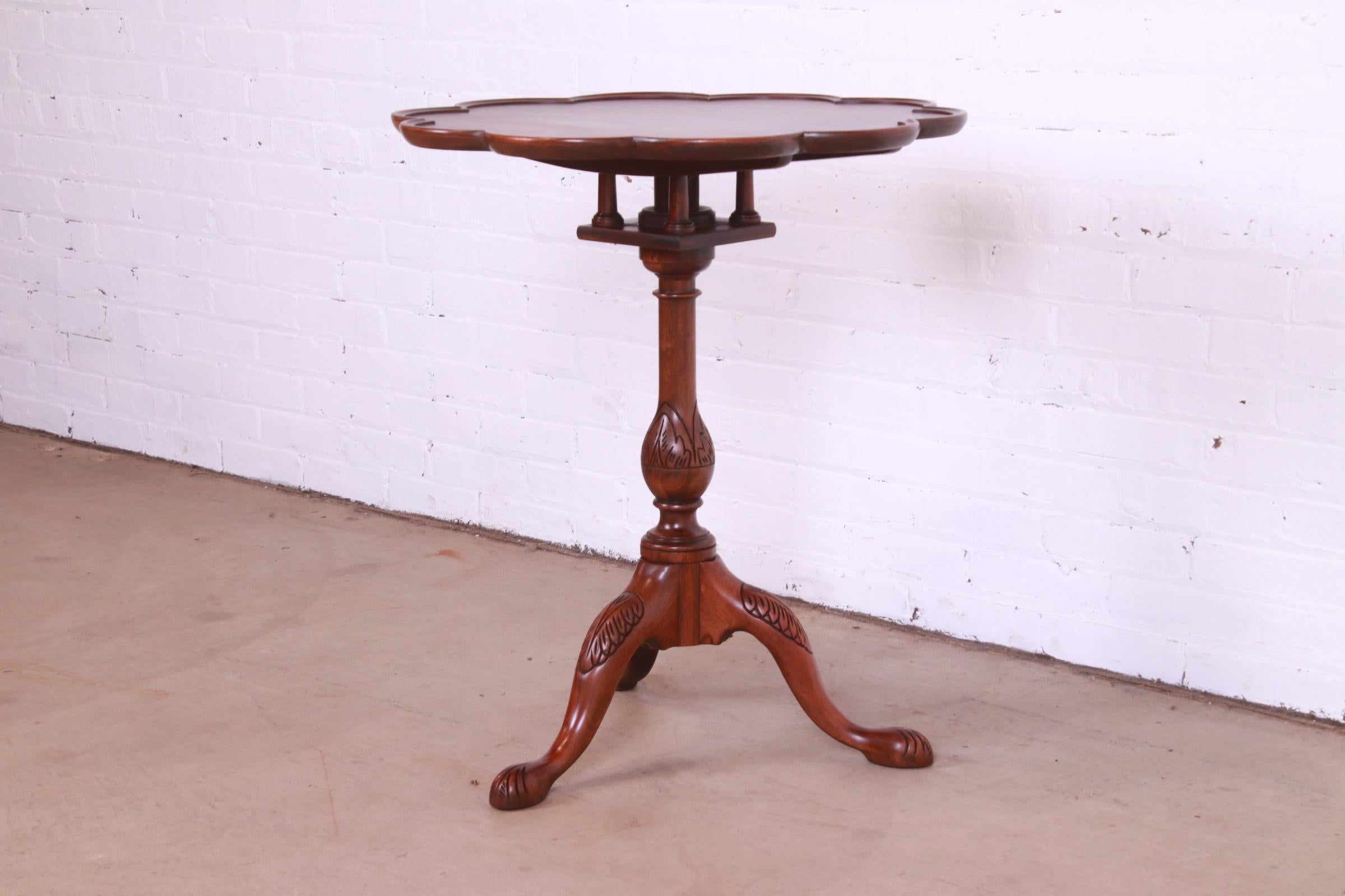 20th Century Baker Furniture Georgian Carved Mahogany Tilt Top Pedestal Tea Table For Sale