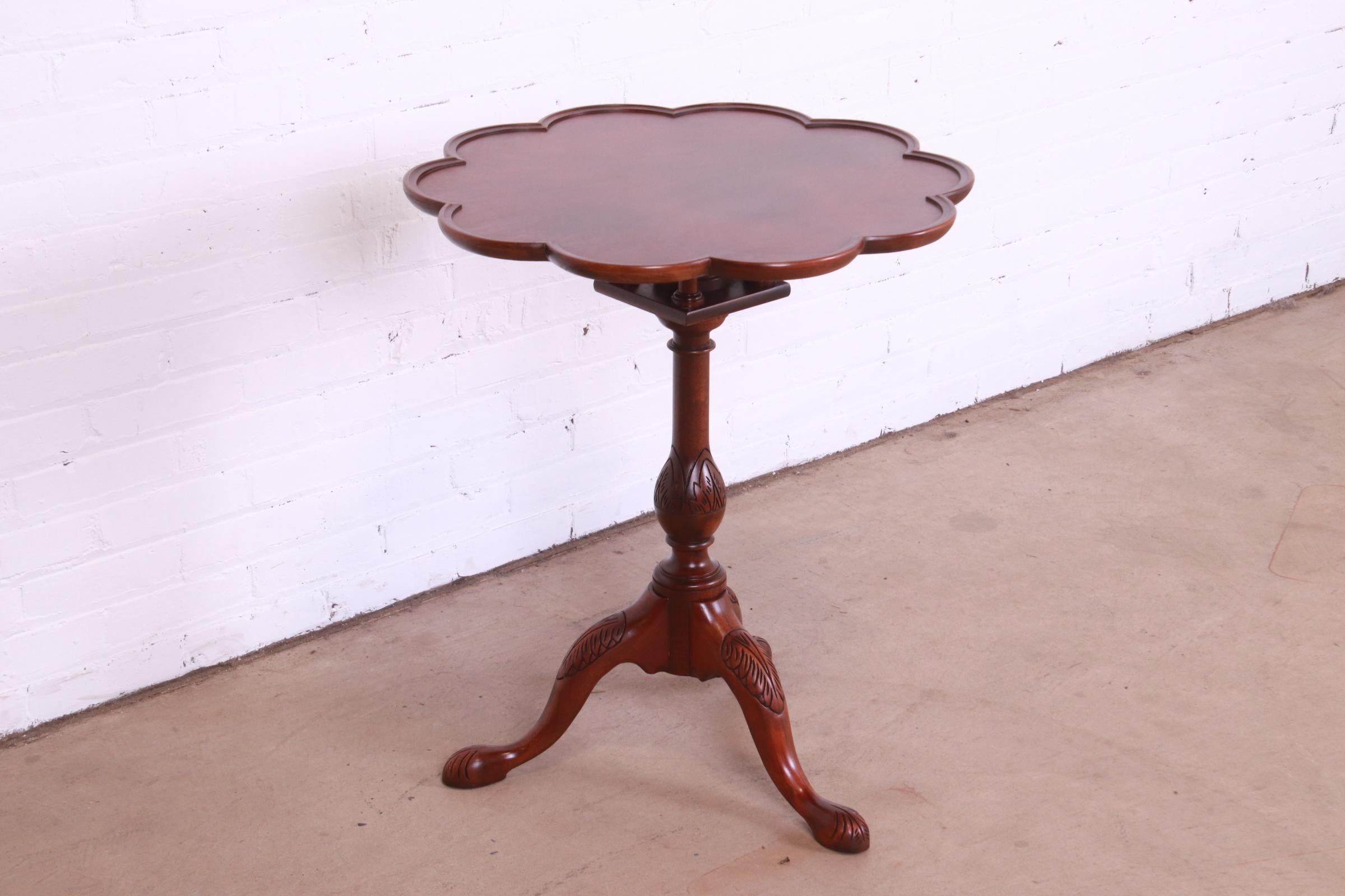 Baker Furniture Georgian Carved Mahogany Tilt Top Pedestal Tea Table For Sale 1