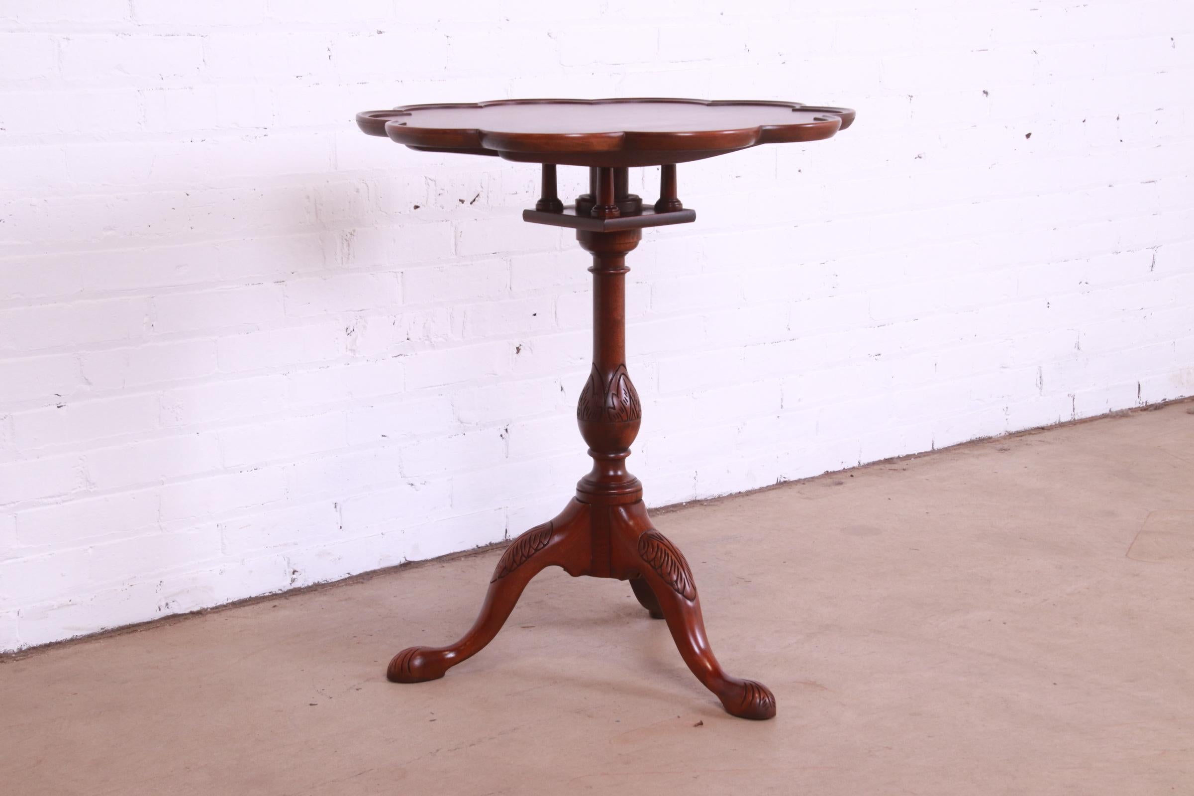 Baker Furniture Georgian Carved Mahogany Tilt Top Pedestal Tea Table For Sale 2