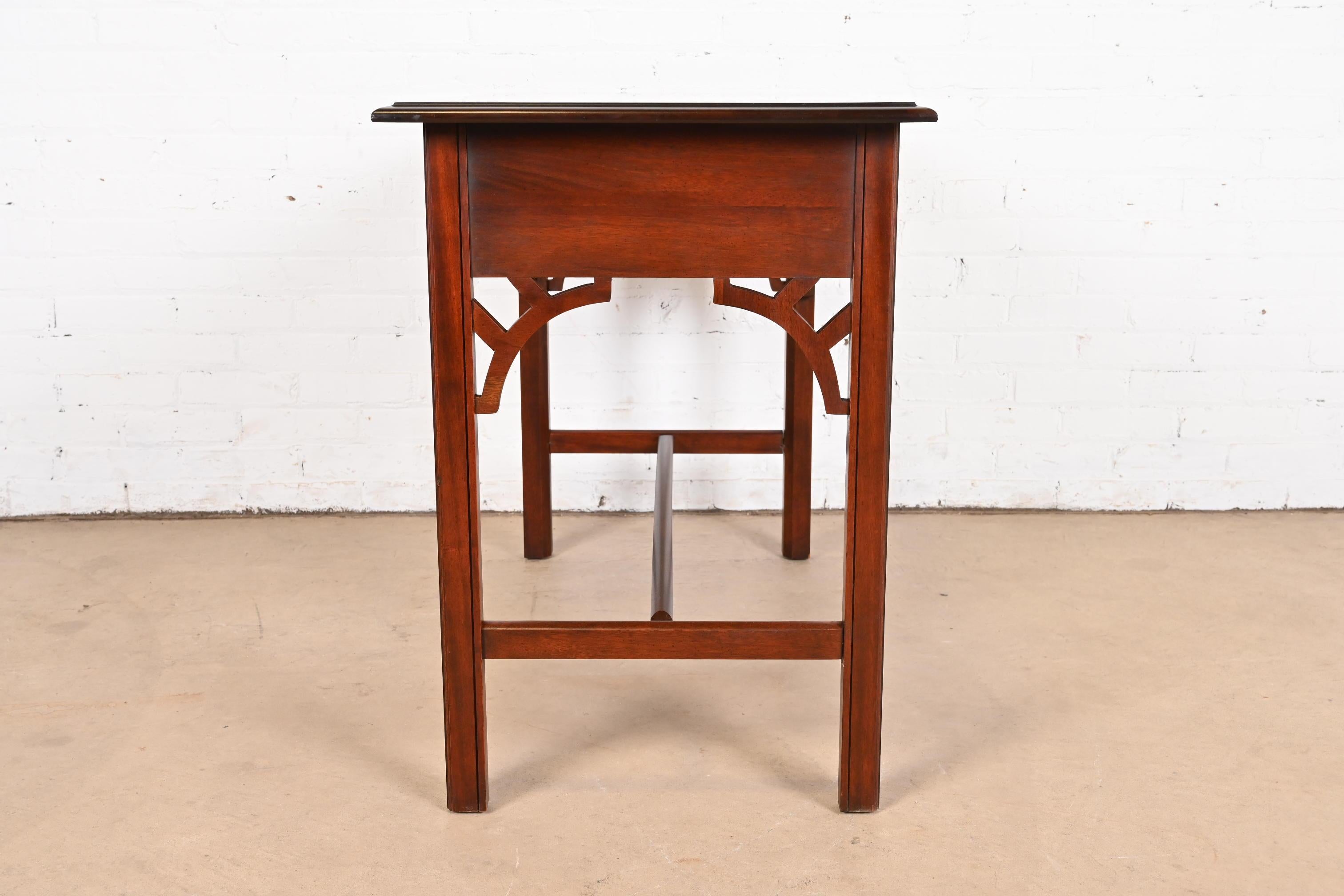 Baker Furniture Georgianischer geschnitzter Mahagoni-Schreibtisch oder Konsolentisch aus Mahagoni im Angebot 4
