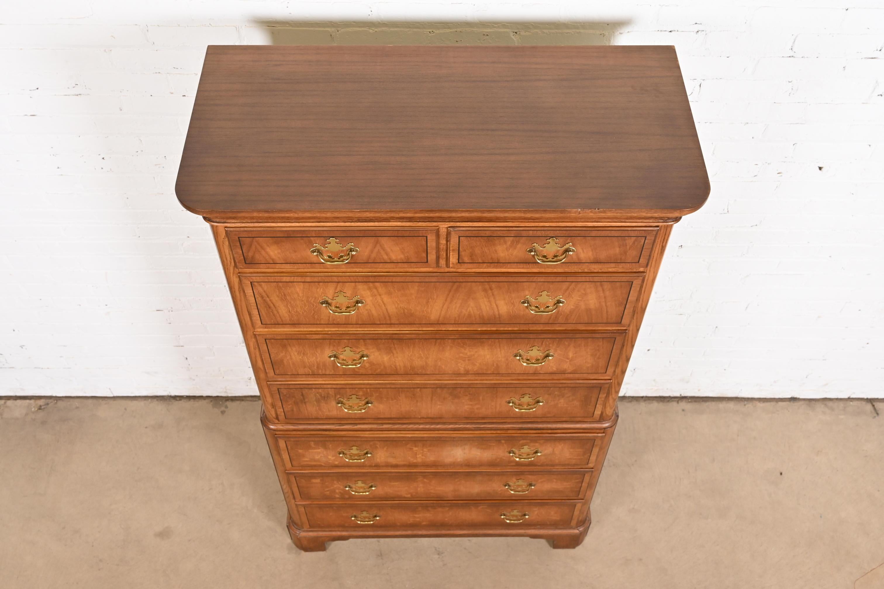 Baker Furniture Georgian Carved Oak, comò a otto cassetti Highboy in vendita 3